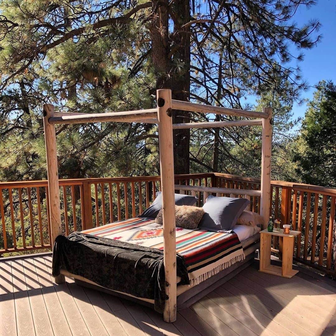 Airbnbさんのインスタグラム写真 - (AirbnbInstagram)「Just two hours from L.A., Superhost Ida’s mountain lodge is paradise for nappers (and just about everyone else). Once you’ve caught up on your rest, nearby trails await. But so does the hot tub. #GoNear  Find re-energizing places near you. Link in bio.  Photo: @idyllwildgetaways」11月2日 21時02分 - airbnb