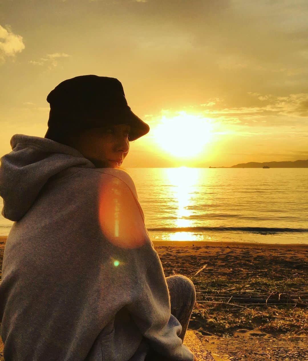 古澤未来のインスタグラム：「私の好きな場所は海です🐚 泳ぐわけでもなくただ海に行くだけでも好き♡  埼玉に海がないのは残念だけど 少し車走らせれば行けるとこ♡ 11月の海は肌寒くてはいれないけど 本読んだりするよー  また疲れたら来よう！  1日1投稿、tiktok更新してるのでみてみてねぇ🥰昨日あげたカニの動画は私と妹しかうけなかったなwww  #ダンプ運転手 #ガテン系女子  #tiktokjapan  #sunset #sunsetgram」