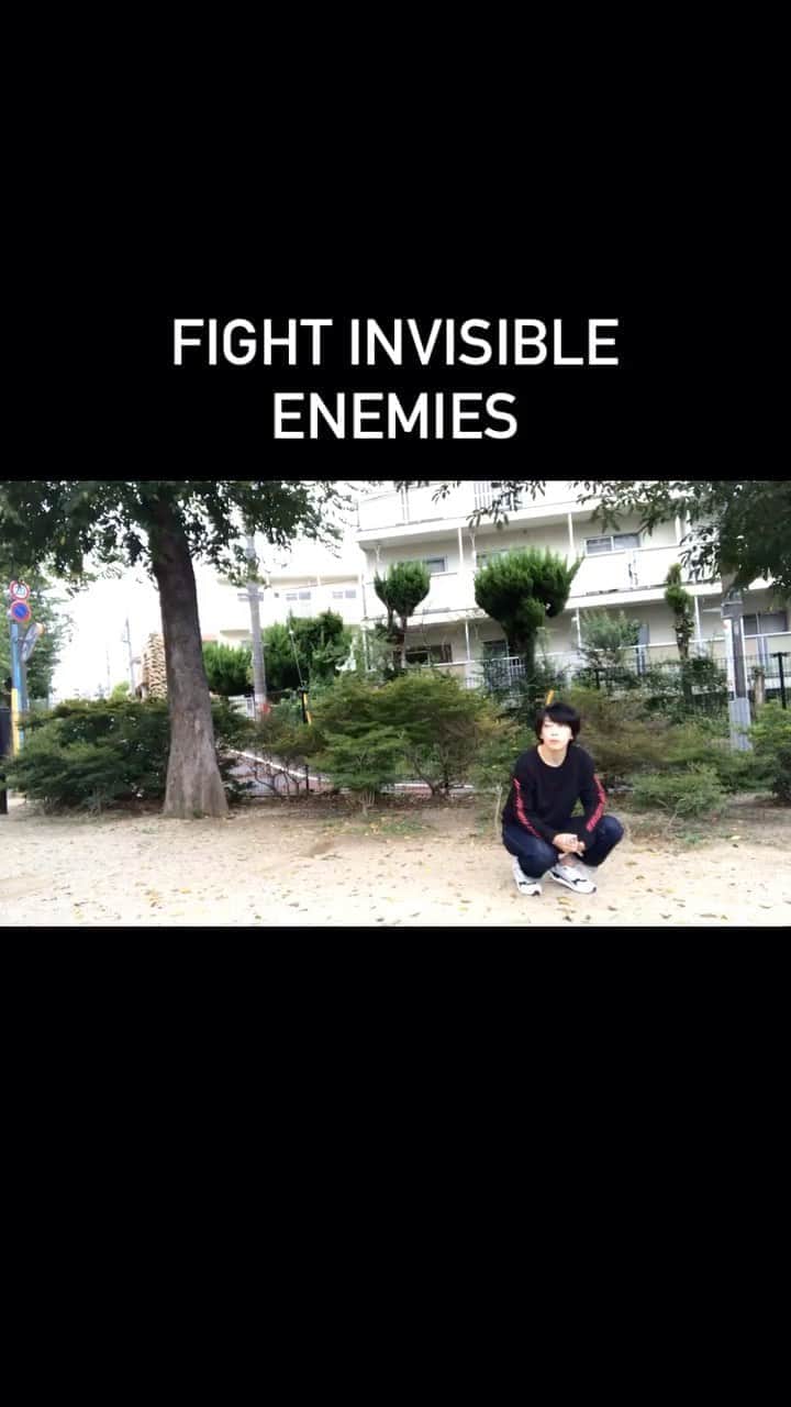 のインスタグラム：「見えない敵と戦う  #mosquito #nunchakus #nunchaku #ninja #brucelee #action  #蚊 を追い払ってるだけ #BGMがないと見てられない動画」