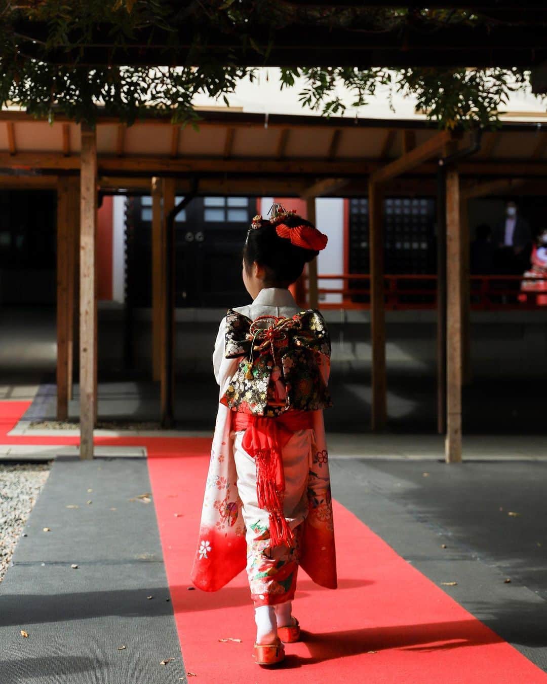 柴田翔平のインスタグラム：「今日は七五三撮影へ👘📸 毎年この時期は七五三の撮影をやらせて頂いておりますが、やっぱりメモリアルな日に撮影出来るのはやっぱり凄く良い！ということで撮影キャンペーンやります！！ 通常¥24.000の所¥18.000で撮影します！ ¥18.000+tax 撮影時間:2時間 全データお渡し 交通費23区内一律¥1.000 他別途交通費 日本全国大丈夫です🙆‍♂️ 七五三以外でもマタニティー、ブライダル、ご自身の写真なんでもOKです！ ご希望の方はDM又はコメント下さい😊👴🏽👍 #データは全お渡し　#日枝神社七五三 #七五三 #撮影　#彦フォト」