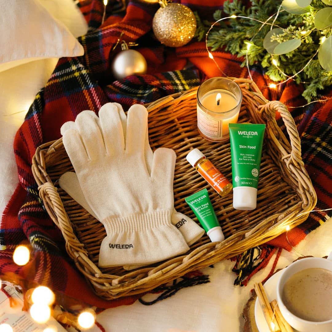 ヴェレダ Weleda Japanさんのインスタグラム写真 - (ヴェレダ Weleda JapanInstagram)「【11/1新発売】直営店・公式オンラインショップ限定ホリデーコフレ . 今年のクリスマスは、おやすみ時に手足を優しく包み込む靴下または手袋とヴェレダ製品をギフトに。公式オンラインショップ・直営店限定のギフトが11/1(日)に新発売いたしました。 . メイドインジャパンにこだわり、無染色の優しい風合いをいかしたオーガニックコットンのライフスタイルブランド『プリスティン』 @pristine_official とのコラボレーションアイテムです。 . ものづくりをするすべての工程において、地球・環境・人にやさしい方法を選んで作られています。 . 秋冬シーズンにおすすめのヴェレダ製品とオーガニックコットンの「薄手おやすみソックス」、「保湿手袋」をセットにしました。 . ■セット内容 ￣￣￣￣￣￣ ソックスと手袋のどちらのセットになるか、直営店・公式オンラインショップによって異なりますので、2枚目以降の画像でご確認くださいませ。 . 【直営店限定】【WEB限定】 . <1>スキンフードセット スキンフード 30mL、スキンフード リップバター、アルニカ マッサージオイル 10mL ミニサイズ、手袋・ソックスのどちらか . <2>アルニカ バスミルクセット アルニカ バスミルク 200mL、アルニカ マッサージオイル 10mL ミニサイズ、スキンフード 10mL ミニサイズ、手袋・ソックスのどちらか . 【直営店限定】 . <1>スキンフード ライトセット スキンフード ライト 30mL、スキンフード リップバター、アルニカ マッサージオイル 10mL ミニサイズ、手袋・ソックスのどちらか . <2>ざくろ オイルセット ざくろ オイル 100mL、ざくろ ハンドクリーム 10mL ミニサイズ、手袋・ソックスのどちらか . 手や踵などの荒れのおやすみ時のケアにもおすすめ。しっかり温めて、冷え予防にも◎。 . オーガニックコットンが温かく、優しく包み込む限定ホリデーコフレをぜひチェックしてみてくださいね。 . . #ヴェレダ #WELEDA #オーガニック #オーガニックコスメ #植物療法 #シュタイナー #ホリスティック #スキンフード #スキンフードライト #スキンフードリップバター #アルニカバスミルク #アルニカマッサージオイル #ざくろオイル #ざくろハンドクリーム #肌荒れ #手荒れ #温活 #手袋 #ソックス #オーガニックコットン」11月2日 21時05分 - weleda_japan