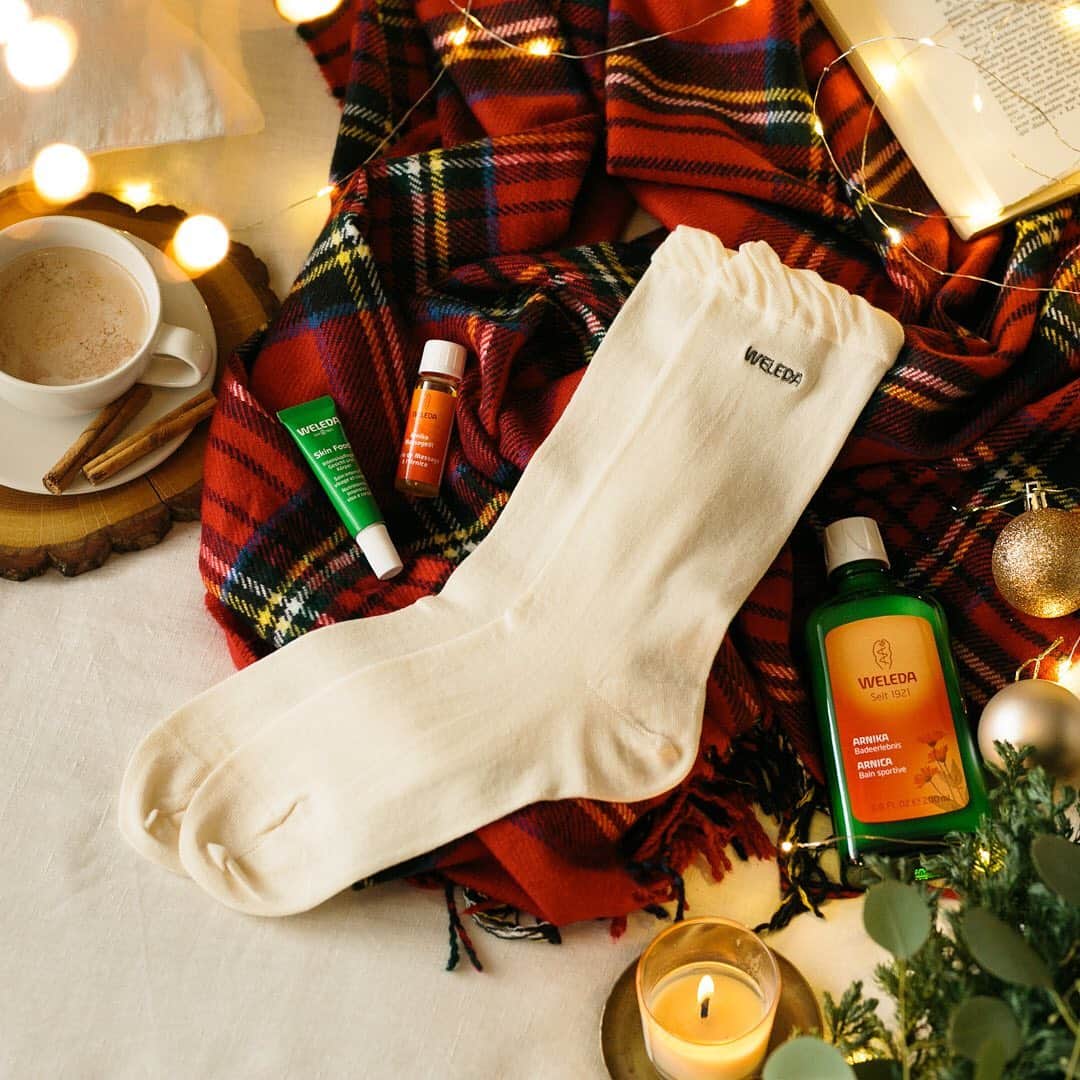 ヴェレダ Weleda Japanさんのインスタグラム写真 - (ヴェレダ Weleda JapanInstagram)「【11/1新発売】直営店・公式オンラインショップ限定ホリデーコフレ . 今年のクリスマスは、おやすみ時に手足を優しく包み込む靴下または手袋とヴェレダ製品をギフトに。公式オンラインショップ・直営店限定のギフトが11/1(日)に新発売いたしました。 . メイドインジャパンにこだわり、無染色の優しい風合いをいかしたオーガニックコットンのライフスタイルブランド『プリスティン』 @pristine_official とのコラボレーションアイテムです。 . ものづくりをするすべての工程において、地球・環境・人にやさしい方法を選んで作られています。 . 秋冬シーズンにおすすめのヴェレダ製品とオーガニックコットンの「薄手おやすみソックス」、「保湿手袋」をセットにしました。 . ■セット内容 ￣￣￣￣￣￣ ソックスと手袋のどちらのセットになるか、直営店・公式オンラインショップによって異なりますので、2枚目以降の画像でご確認くださいませ。 . 【直営店限定】【WEB限定】 . <1>スキンフードセット スキンフード 30mL、スキンフード リップバター、アルニカ マッサージオイル 10mL ミニサイズ、手袋・ソックスのどちらか . <2>アルニカ バスミルクセット アルニカ バスミルク 200mL、アルニカ マッサージオイル 10mL ミニサイズ、スキンフード 10mL ミニサイズ、手袋・ソックスのどちらか . 【直営店限定】 . <1>スキンフード ライトセット スキンフード ライト 30mL、スキンフード リップバター、アルニカ マッサージオイル 10mL ミニサイズ、手袋・ソックスのどちらか . <2>ざくろ オイルセット ざくろ オイル 100mL、ざくろ ハンドクリーム 10mL ミニサイズ、手袋・ソックスのどちらか . 手や踵などの荒れのおやすみ時のケアにもおすすめ。しっかり温めて、冷え予防にも◎。 . オーガニックコットンが温かく、優しく包み込む限定ホリデーコフレをぜひチェックしてみてくださいね。 . . #ヴェレダ #WELEDA #オーガニック #オーガニックコスメ #植物療法 #シュタイナー #ホリスティック #スキンフード #スキンフードライト #スキンフードリップバター #アルニカバスミルク #アルニカマッサージオイル #ざくろオイル #ざくろハンドクリーム #肌荒れ #手荒れ #温活 #手袋 #ソックス #オーガニックコットン」11月2日 21時05分 - weleda_japan
