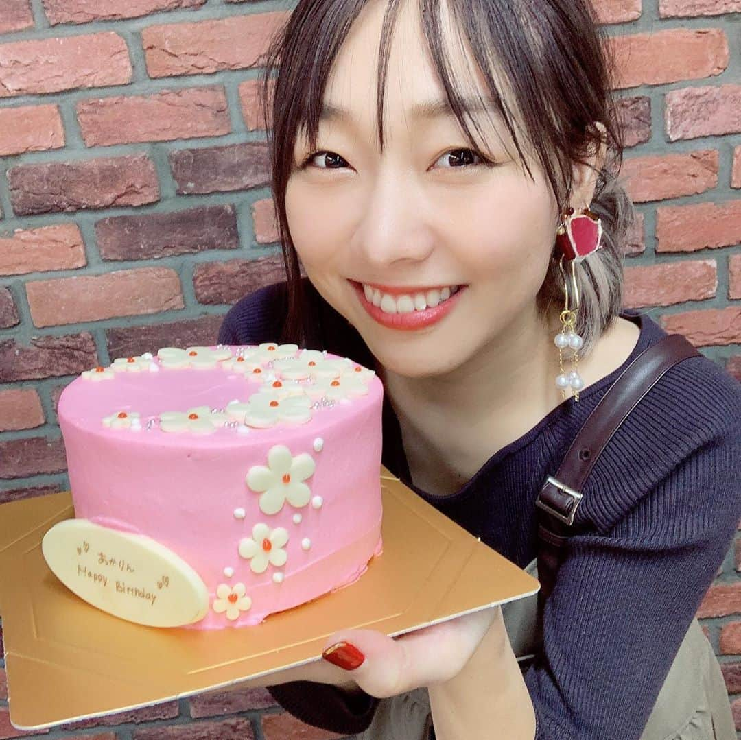 須田亜香里さんのインスタグラム写真 - (須田亜香里Instagram)「11月2日(月) ●FM AICHI 21:00〜 【#須田亜香里の部屋】 . radikoのURLストーリーズに貼ったのでぜひ全国から聴いてね☺️ . 須田亜香里生誕祭SPということで お便りを年の数だけ読ませてもらいました🙊🎂 紹介しきれなかった分は、スタッフさんからデータでもらいましたのでご心配なく✨ みんな盛り上げてくれて本当にありがとう💌 ラジオスタッフさん、セントヘブンの二人にも本当に感謝感謝です💓 . ケーキ可愛すぎた。 名古屋の高岳のケーキ屋さんのだそうです😍 可愛いだけでなく、味も最高だったの。感動した！ . . ●地上波ではTBS系列21:00〜 【#オモテガール裏ガール 】 がっつり自宅でのルーティン公開してます。 オフの極みで恥ずかしいけど、ぜひ観てね！ . . ●MBSラジオ 25:30〜 【#オレマン】 電話出演ですが、フル出演です！ お楽しみに！ ストーリーズにURL貼っとくね！ . .」11月2日 21時05分 - akarisuda