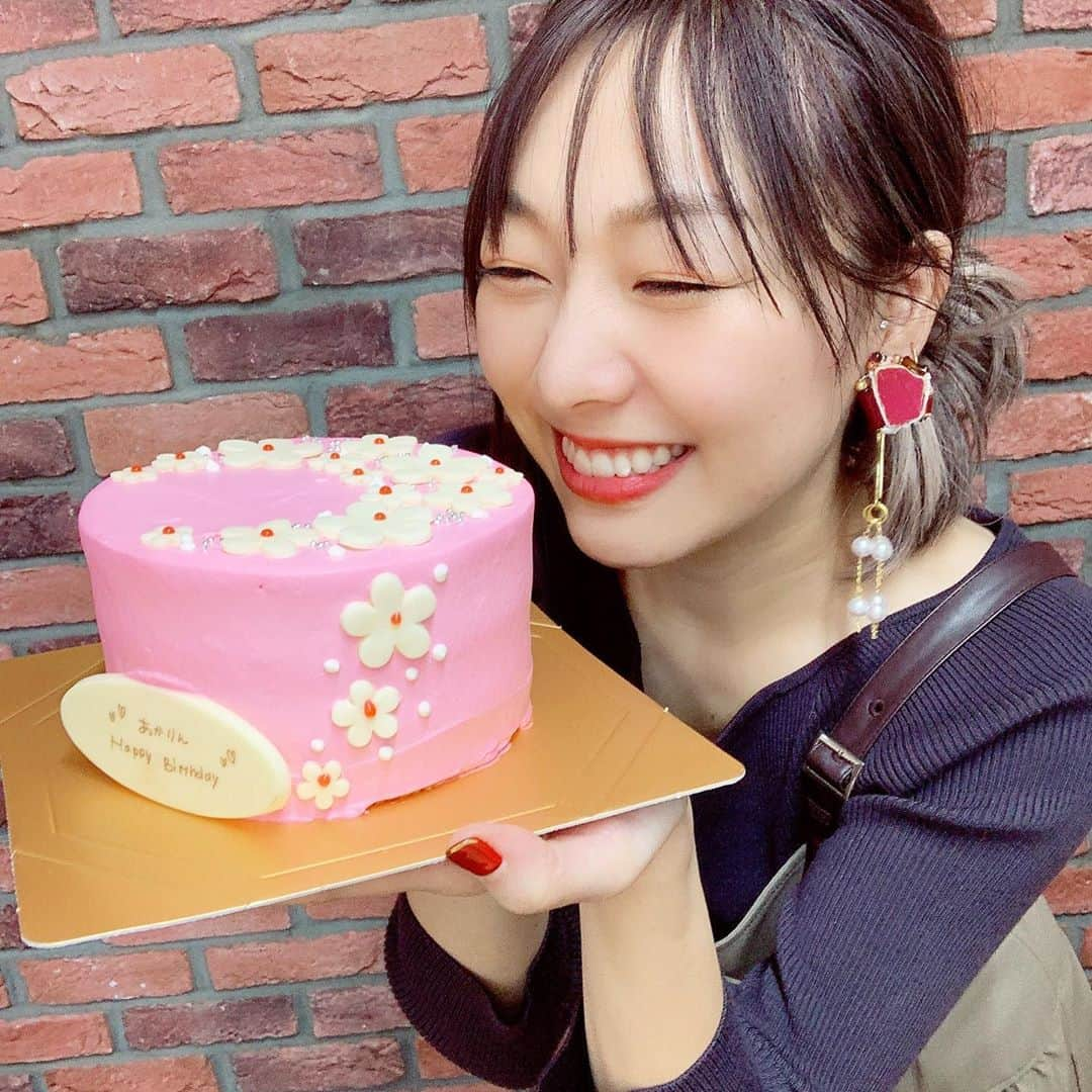 須田亜香里さんのインスタグラム写真 - (須田亜香里Instagram)「11月2日(月) ●FM AICHI 21:00〜 【#須田亜香里の部屋】 . radikoのURLストーリーズに貼ったのでぜひ全国から聴いてね☺️ . 須田亜香里生誕祭SPということで お便りを年の数だけ読ませてもらいました🙊🎂 紹介しきれなかった分は、スタッフさんからデータでもらいましたのでご心配なく✨ みんな盛り上げてくれて本当にありがとう💌 ラジオスタッフさん、セントヘブンの二人にも本当に感謝感謝です💓 . ケーキ可愛すぎた。 名古屋の高岳のケーキ屋さんのだそうです😍 可愛いだけでなく、味も最高だったの。感動した！ . . ●地上波ではTBS系列21:00〜 【#オモテガール裏ガール 】 がっつり自宅でのルーティン公開してます。 オフの極みで恥ずかしいけど、ぜひ観てね！ . . ●MBSラジオ 25:30〜 【#オレマン】 電話出演ですが、フル出演です！ お楽しみに！ ストーリーズにURL貼っとくね！ . .」11月2日 21時05分 - akarisuda