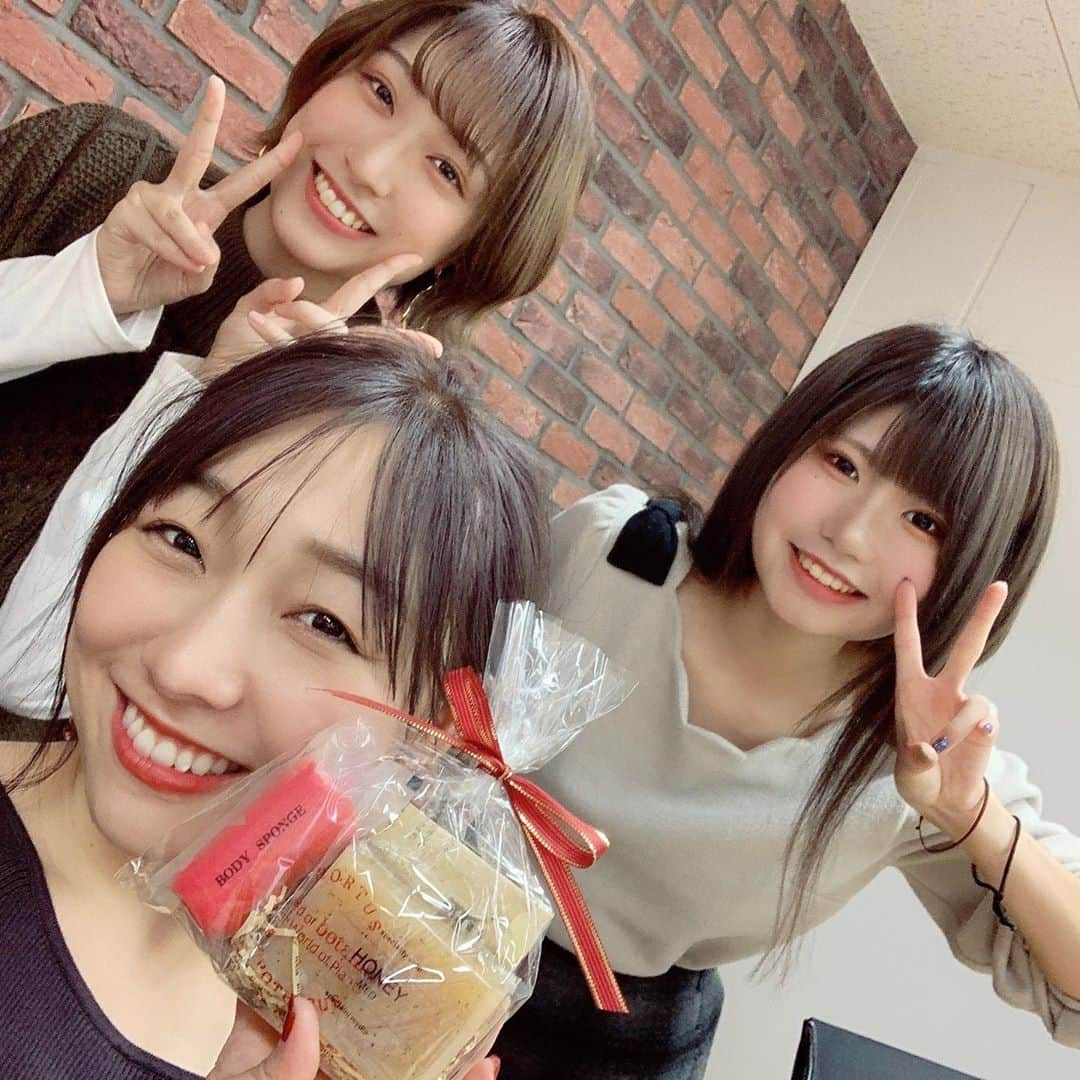 須田亜香里さんのインスタグラム写真 - (須田亜香里Instagram)「11月2日(月) ●FM AICHI 21:00〜 【#須田亜香里の部屋】 . radikoのURLストーリーズに貼ったのでぜひ全国から聴いてね☺️ . 須田亜香里生誕祭SPということで お便りを年の数だけ読ませてもらいました🙊🎂 紹介しきれなかった分は、スタッフさんからデータでもらいましたのでご心配なく✨ みんな盛り上げてくれて本当にありがとう💌 ラジオスタッフさん、セントヘブンの二人にも本当に感謝感謝です💓 . ケーキ可愛すぎた。 名古屋の高岳のケーキ屋さんのだそうです😍 可愛いだけでなく、味も最高だったの。感動した！ . . ●地上波ではTBS系列21:00〜 【#オモテガール裏ガール 】 がっつり自宅でのルーティン公開してます。 オフの極みで恥ずかしいけど、ぜひ観てね！ . . ●MBSラジオ 25:30〜 【#オレマン】 電話出演ですが、フル出演です！ お楽しみに！ ストーリーズにURL貼っとくね！ . .」11月2日 21時05分 - akarisuda