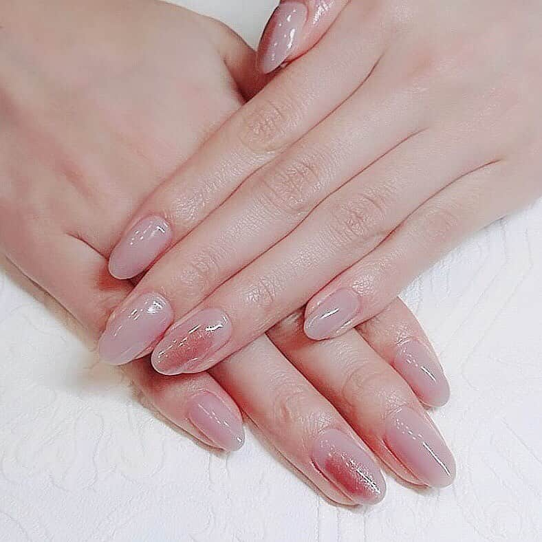 aya onoさんのインスタグラム写真 - (aya onoInstagram)「nail💅 @plaisir_miho   気づいたら前のネイルから7週間… 浮きもないし、伸びても爪のトラブルが無さすぎるせいで7週間も経ってしまった笑 みほこ先生のネイル最強説✨  今回はお仕事上すこし大人しめの色に！ ピンクゴールドがアクセントになって可愛い💓 サロンにない色もいろいろ混ぜて必ず満足な色を作ってくれるんです🎨 今回のピンクゴールドも4色くらい混ぜてこの色を出してもらいました！ いつも私の思った通りのネイルにしてくださってありがとうございます😊  #ぬりかけネイル#塗りかけネイル#ネイル#トレンドネイル#秋ネイル#ネイルデザイン#ピンクゴールドネイル#岐阜ネイル#関ネイル#ミス岐阜#ミスジャパン岐阜」11月2日 21時06分 - onoaya_official