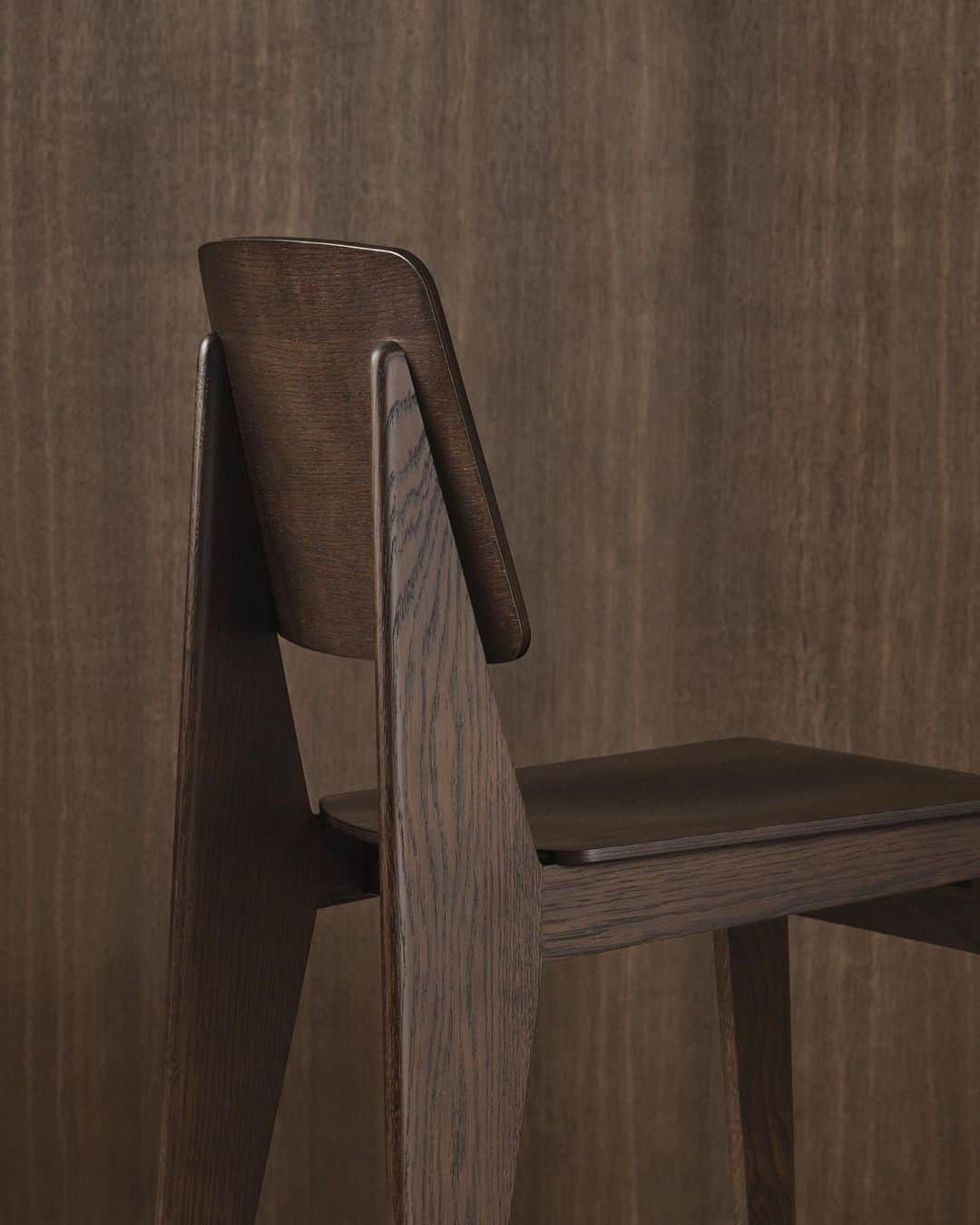 Vitra Japanさんのインスタグラム写真 - (Vitra JapanInstagram)「ジャン・プルーヴェのドローイングポスター（非売品）プレゼント！﻿ ﻿ ジャン・プルーヴェがデザインした唯一の全木製の椅子「シェーズ トゥ ボワ」。ヴィトラより初めて復刻を果たすこのモデルは、第二次世界大戦中の金属不足より生み出された、ネジを使わない1941 年の仕様に忠実に再現され、大きさや座面の高さは現代の暮らしに合わせて調節されています。サスティナブルな素材である木材を用い、困難な状況を創意工夫で乗り越えた革新性と創造性という点において、現代に蘇るに相応しい一脚です。硬さと強度が十分なオーク材が使われ、ナチュラルオークとダークオークの2色で展開します。﻿ ﻿ このシェーズトゥボワ復刻を記念して、ご購入いただいた方全員に、ジャン・プルーヴェによるドローイングポスター（写真2枚目）をプレゼントします。#プルーヴェの木製椅子 を付けて、あなたのシェーズトゥボワを是非インスタグラムにてご紹介ください。皆様のご応募をお待ちしています。﻿ ﻿ 応募期間：2021年1月17日(日) 24:00まで﻿ 対象：シェーズトゥボワご購入の方(※日本在住者に限る)﻿ 応募方法：﻿ 1. @vitra_japanをフォロー﻿ 2. #プルーヴェの木製椅子 をつけて、あなたのシェーズトゥボワの写真をインスタグラムにて投稿﻿ プレゼント発送：ダイレクトメールにてご連絡します。﻿ ﻿ #プルーヴェの木製椅子﻿ #Vitra #VitraJapan #JeanProuve #ChaiseToutBois﻿ #ヴィトラ #ヴィトラジャパン #ジャンプルーヴェ #プルーヴェ #シェーズトゥボワ #チェア #ミッドセンチュリー #インテリア #季節を楽しむ #暮らしを楽しむ #プレゼント」11月2日 21時07分 - vitra_japan