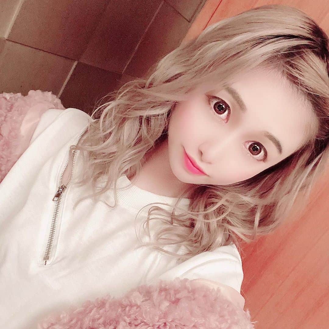 うららのインスタグラム：「出勤してます！ 珍しく私服写メ🌟  #新宿 #歌舞伎町 #歌舞伎町キャバクラ #歌舞伎町キャバ嬢 #キャバ嬢 #キャバクラ #キャバ #私服 #かわいい #可愛い #コーデ #綺麗 #きれい #巻き髪 #おでこ #金髪 #派手髪 #派手髪女子 #白 #ピンク」
