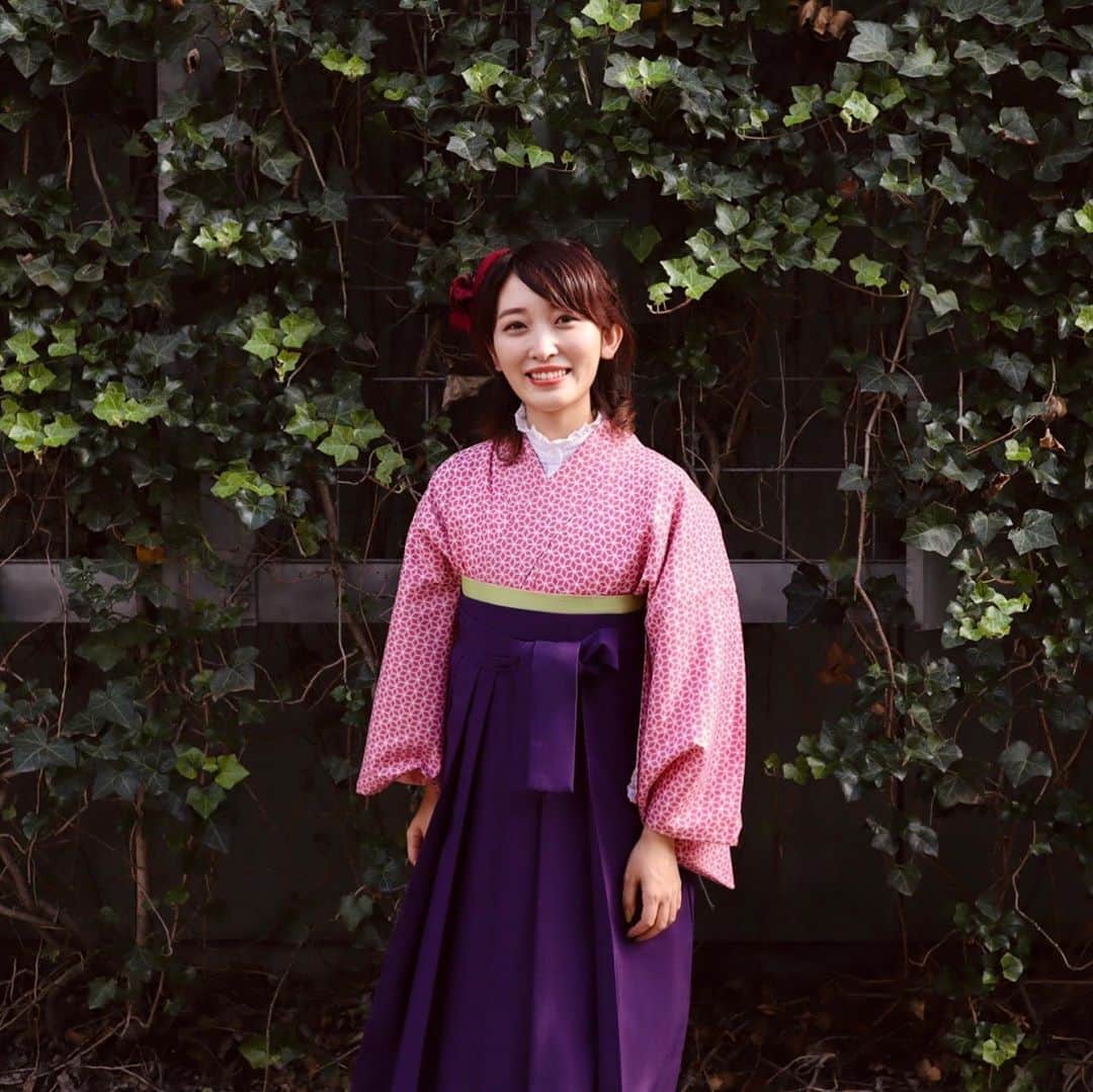 くまみきのインスタグラム：「なにげに人生初の袴✌️！！！﻿ ﻿ せっかくなので(？)、禰豆子コーデにしてもらった🤣💗﻿ ﻿ Photo by @xsnw ﻿ さんきゅー💛﻿ ﻿ #はかま #袴 #袴レンタル #袴コーデ #和洋折衷 #和洋折衷コーデ  #大正ロマン #大正浪漫 #禰豆子 #禰豆子 #鬼滅の刃 #鬼滅 #鬼滅コーデ #鬼滅の刃コーデ #浅草 #浅草寺 #チマチョゴリ感 #アラサーきゃぴってみたの巻」