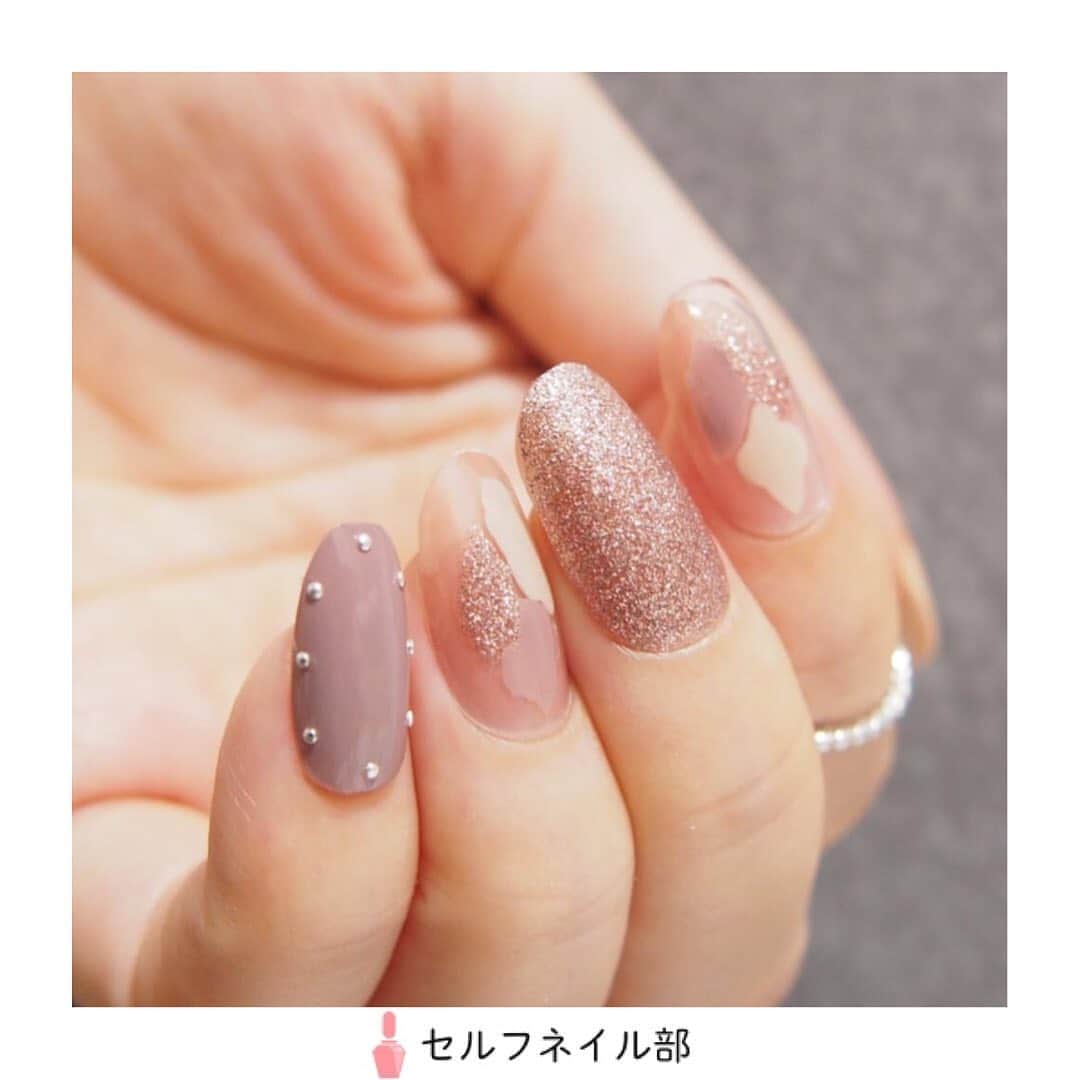 セルフネイル部 公式アカウントのインスタグラム：「(@300yen_nail)さんの、﻿ 「簡単塗りかけネイル」を紹介します💅﻿ ﻿ 〜やり方〜﻿ 親指、小指：ネイルホリックBE304を2度塗り。トップコートを糊代わりに、allthatnailの0.8mmスタッズを縁に間隔をあけてつける。﻿ 人差し指、薬指：ネイルホリックPU172、BE312、BE304を中央に重ならないように塗る。﻿ 中指：ネイルホリックPU172を3度塗り﻿ ﻿ 〜使う物〜﻿ ・ネイルホリック リミテッドカラー PU172、BE312、BE304、トップコートSP041﻿ ・allthatnail  大容量メタルスタッズラウンド0.8mm﻿ ﻿ 〜ポイント〜﻿ セルフネイル初心者さんでも失敗しにくいデザインです。同系色を3つ選ぶことで、まとまりのあるデザインになります。﻿ ﻿ 《セルフネイル部プロデューサー高橋のコメント💅》﻿ 塗りかけのバランスが絶妙で可愛いです💫このデザインが簡単だなんて、チャレンジしたくなります😍」