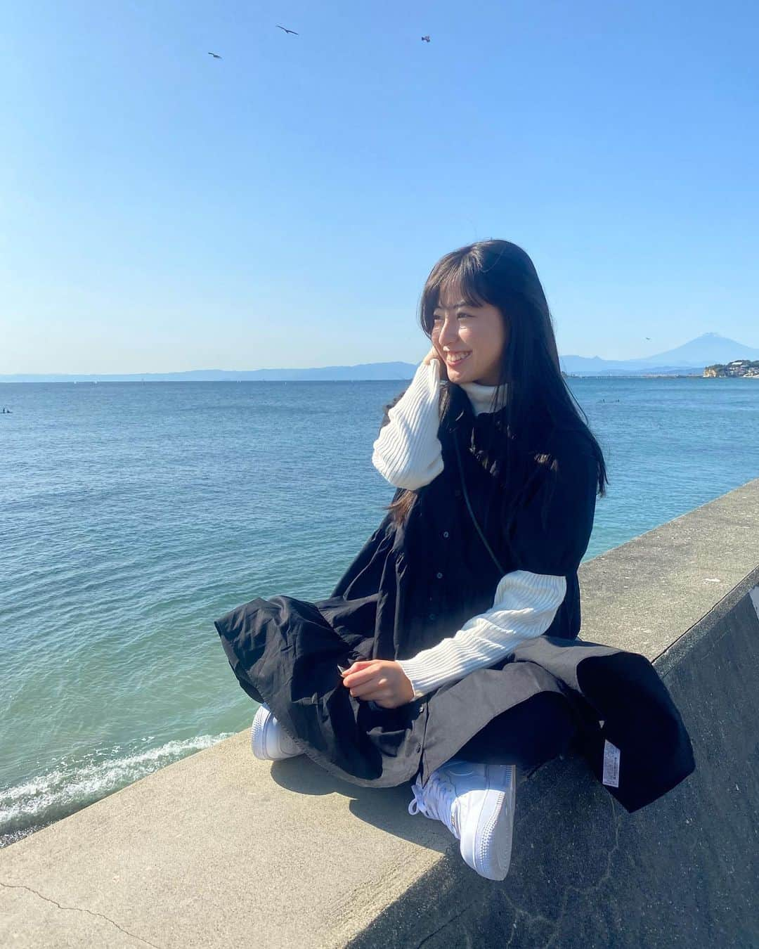 平塚麗奈さんのインスタグラム写真 - (平塚麗奈Instagram)「今日も1日お疲れ様です👱🏻‍♀️🤍 明日はお休みですねえﾌﾌﾌﾝ♪ 皆さんのご予定教えて下さい、、(!)  (((この日はすごく暖かかったので 海辺も全然ぽかぽかでした🛶 やっぱり天気がいいと 気分も何倍もすっきりする~⤴︎」11月2日 21時08分 - hiratsuka_reina