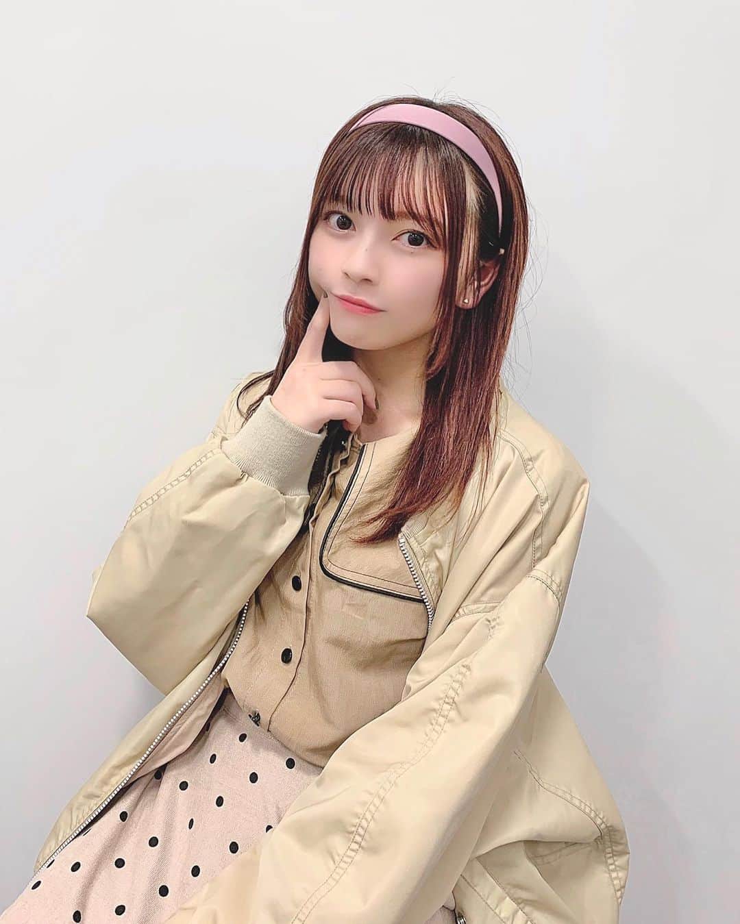 廣川奈々聖のインスタグラム：「11月も頑張ろね！🐰🌷 ﻿ ﻿ ﻿きのうの私服〜 ﻿ ﻿ ﻿ ﻿ #ななせのふく#秋コーデ#私服#ベージュコーデ#カチューシャアレンジ#ootdfashion」