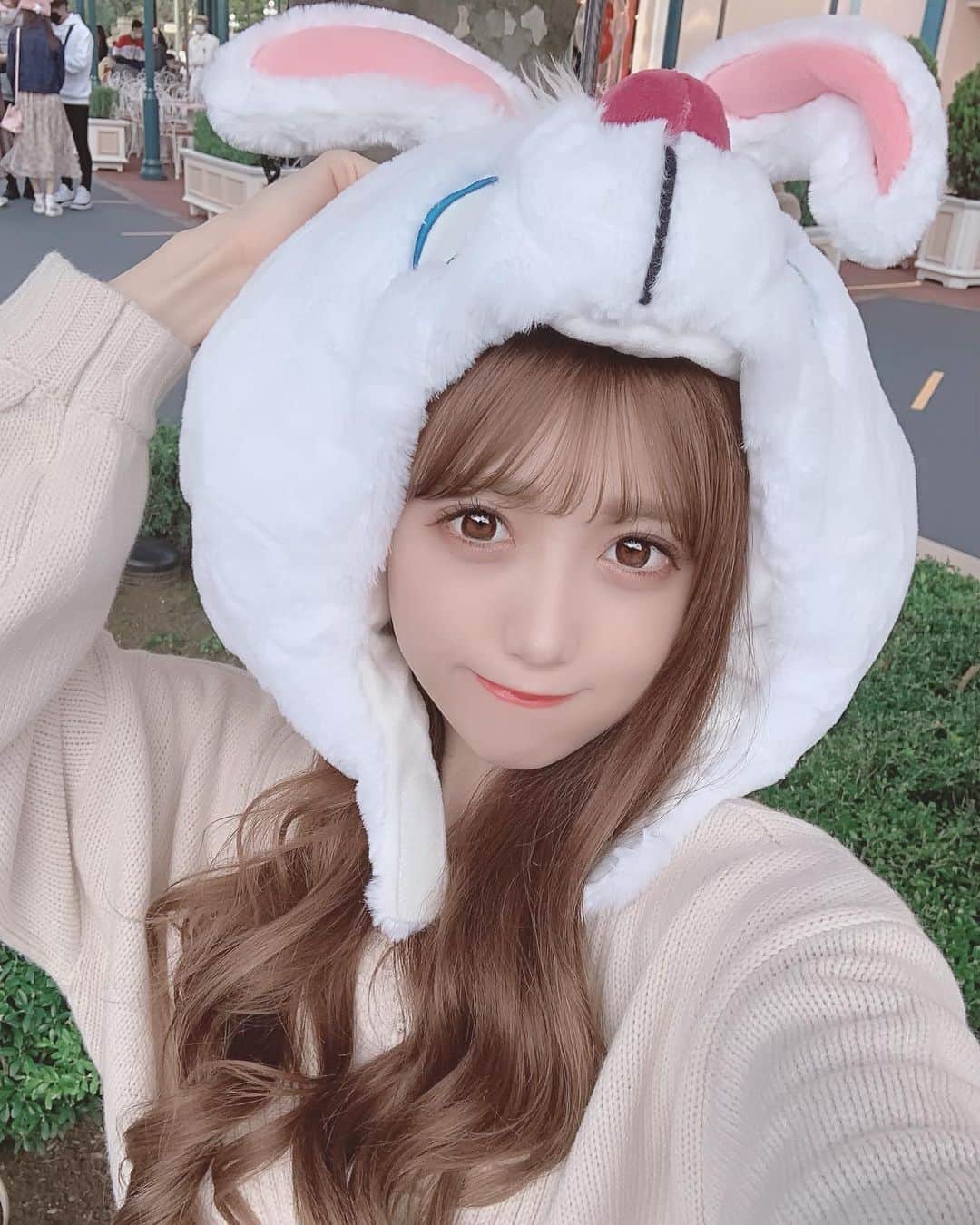 田口未彩のインスタグラム：「🤍  うさぎ🐇  #ディズニー　#ディズニーランド  #ディズニーシー  #ファンキャップ　#ディズニーカチューシャ　#ディズニーコーデ #ブラウンカラー　#ヘアアレンジ　#被り物　#メイク」