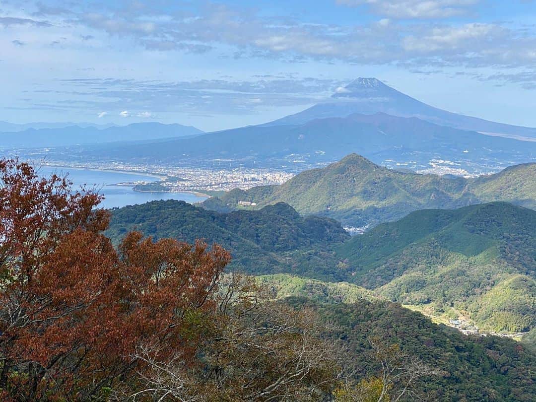 のインスタグラム：「18年ぶりの夫婦2人での温泉旅行🌈  身体に優しい温泉と食事で癒されました💫2日目は帰り際に沼津漁港へ！食い倒れ状態😅  久しぶりの2人での旅行は、何か新鮮で良い旅でした✨ #富士山 #伊豆の国パノラマパーク  #伊豆長岡温泉 #温泉好き #足湯  #誕生日会 #沼津漁港でランチ」