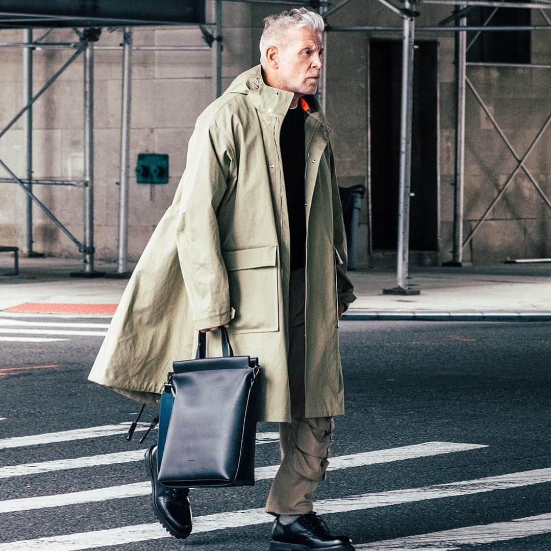 ニック･ウースタさんのインスタグラム写真 - (ニック･ウースタInstagram)「Who doesn't love a great tote? I like a bag that I can take to meetings and use for traveling that isn’t too oversized. This is from my friends @findkapoor and I use it weekly. It’s black so I can wear it with anything. You can find it and other chic similar styles from the brand in the link in my bio.」11月2日 21時36分 - nickwooster