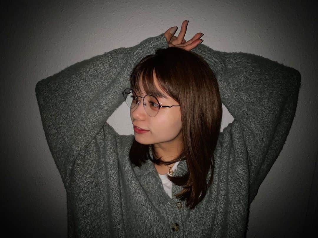 足立佳奈のインスタグラム：「今日は、めーがねしてたんよ。☺︎ #あだちふく #zoff」