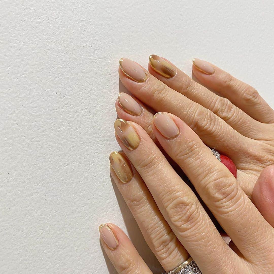 Kana Kobayashiさんのインスタグラム写真 - (Kana KobayashiInstagram)「#nails #ミラーネイル #冬ネイル #シンプルネイル  #パラジェル #ネイル #ネイルデザイン」11月2日 21時28分 - anela_kana