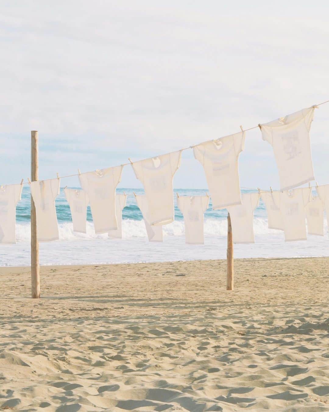 tammychannnさんのインスタグラム写真 - (tammychannnInstagram)「自分たちがデザインしたTシャツが砂浜でひらひらとなびくピースフルな催し物🕊たくさん海風を浴びてひらひらしてね〜  #tシャツアート展」11月2日 21時29分 - tammychannn