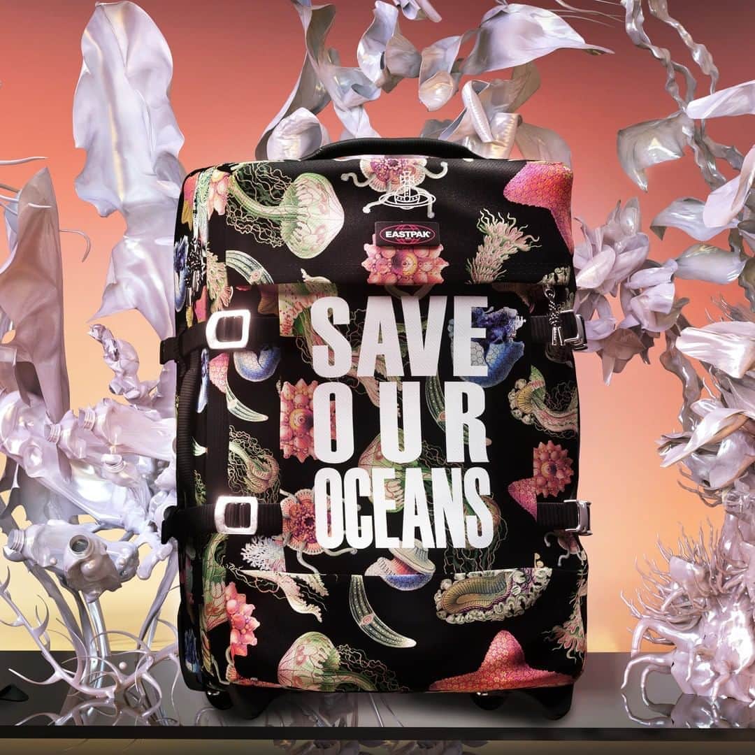 ヴィヴィアン・ウエストウッドさんのインスタグラム写真 - (ヴィヴィアン・ウエストウッドInstagram)「Vivienne WestwoodとEASTPAKは、メッセージ「SAVE OUR OCEANS」を通じ、初めてのコラボレーションで共に海洋保護を訴えます。海洋汚染の一因でもある廃棄されたペットボトルをリサイクルして作られたこのサステナブルなコレクションは、Vivienne Westwoodのアクティビストとしての哲学に基づき、EASTPAKのクラシックなデザインを再構築したものです。 11月2日(月)より各取扱店にて販売開始。 Digital Artist - Jon Emmony @jonemmony  #EastpakxVivienneWestwood #SaveOurOceans #VivienneWestwood #ヴィヴィアンウエストウッド」11月2日 21時29分 - viviennewestwoodjapan