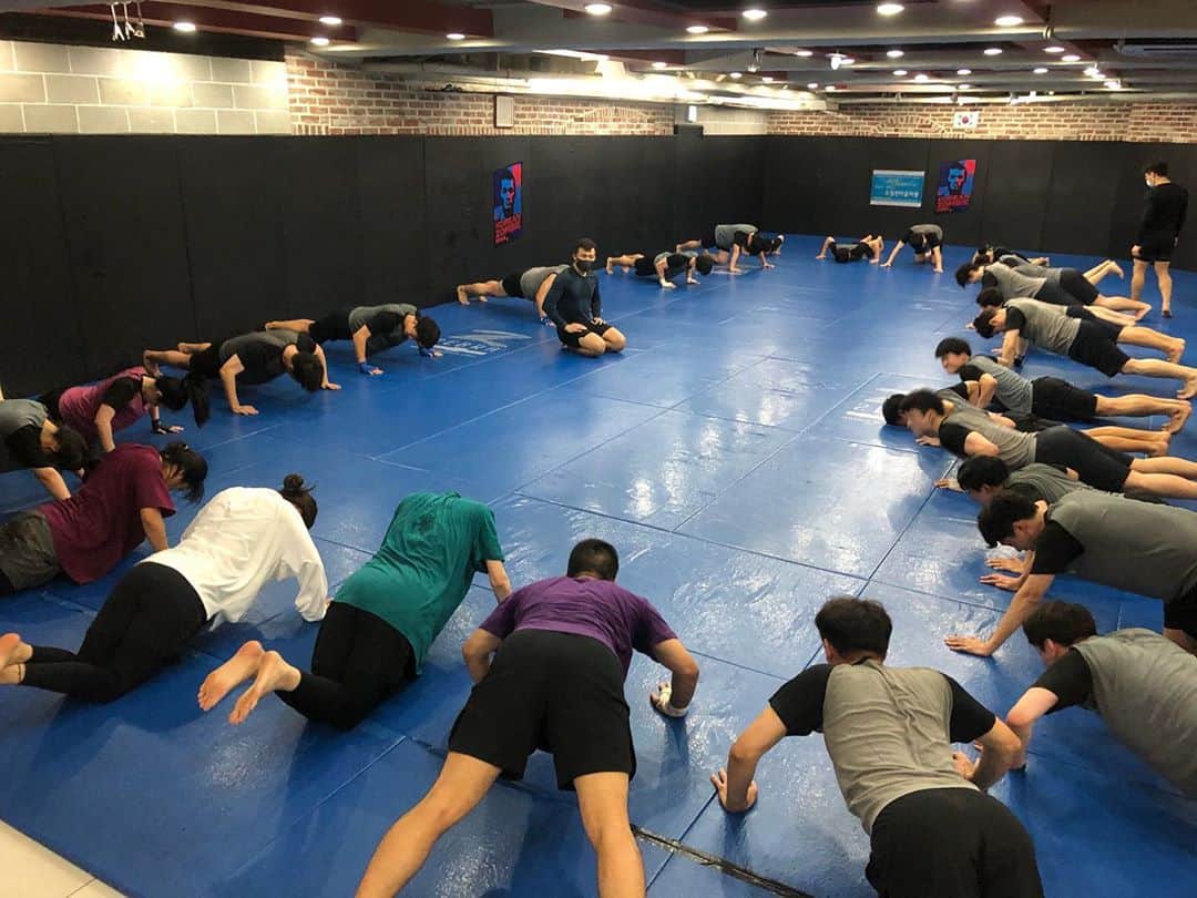 ジョン・チャンソンさんのインスタグラム写真 - (ジョン・チャンソンInstagram)「8시 수업 복귀🔥🙏🏻🙌 #KOREANZOMBIEMMA #8시수업 #MMA #BOXING #8PM」11月2日 21時31分 - koreanzombiemma