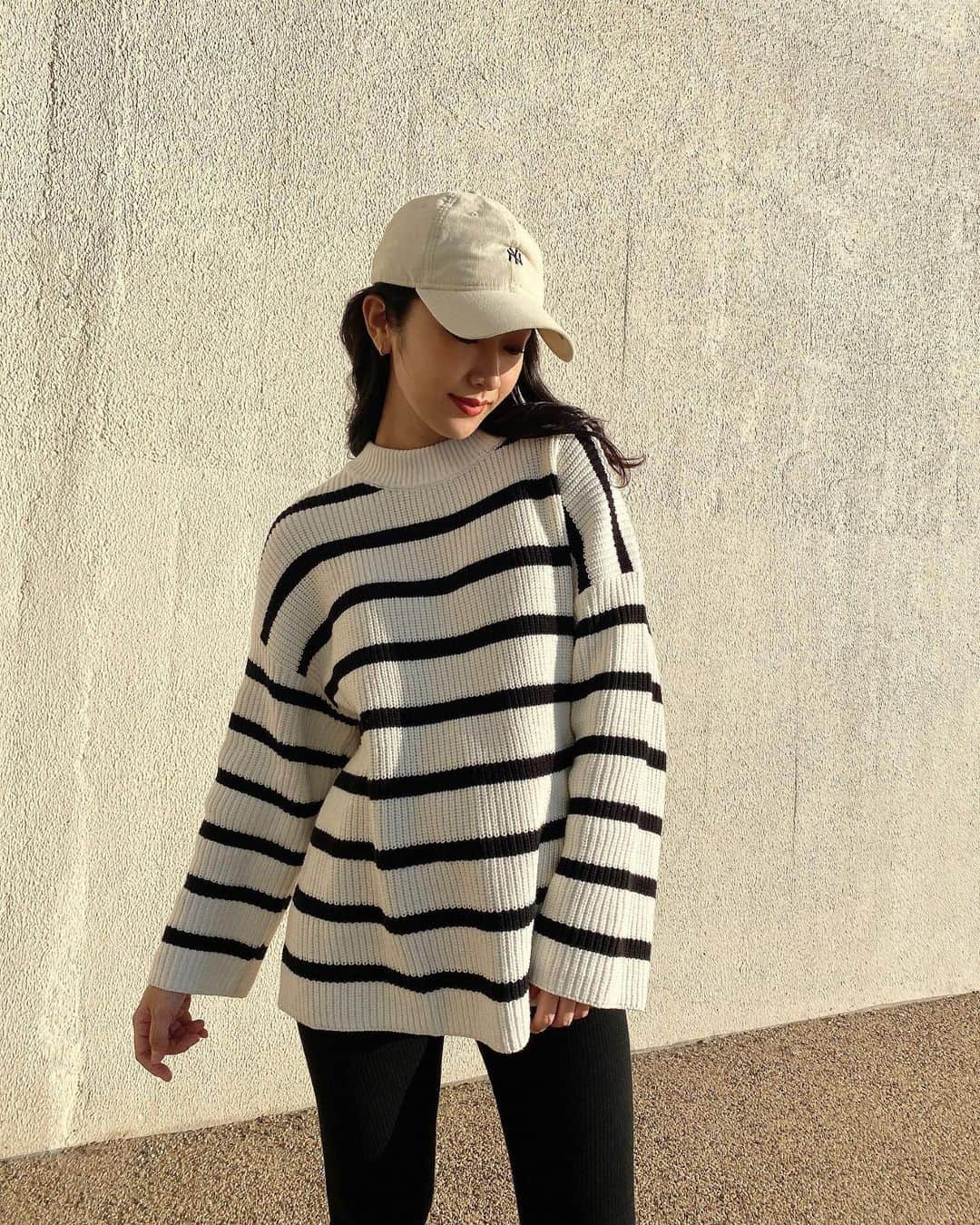 恵里花のインスタグラム：「着回し力の高いボーダーニット🤍🖤﻿ サイズは丈感や大きさをみてLをゲットしたよ🤓﻿ ﻿ 明日は文化の日📚﻿ みなさんは何をして過ごしますか〜👀❓﻿ ﻿ #ootd﻿ #erikasfd﻿ #マタニティコーデ ﻿ #公式たまひよグラマー ﻿ @tamahiyoinsta」