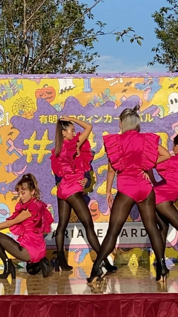 Nazukiのインスタグラム：「ママダンサーチームMamitaz✨✨ ほんとは3月に披露するはずだったMamitaz‼️ コロナでイベントが中止になり、人数も半分以下になってしまったけど、 #ありハロで披露やっと披露できました👏🏻👏🏻👏🏻  @rie_chapcy  @natsumi_0111_  @marieimai0509  @mam1j0e   thank you❤️  みんなママなのに、ほんとに可愛くて綺麗💖 やっぱり好きな事をやってると、輝けるよね✨✨✨  リハーサルも子連れママもいて、泣いたりして集中できない中も、みんなが助けあっていくリハーサルで、毎回みんなが頑張ってる姿にいつもすごいなーって思う👍  同じママとして私もパワーもらえるし、楽しい😭❤️  ママであるけど、やはり一人の人間として、自分自身の好きな事を、やりたい事をやり続けると、満たされてパワーが増すなと思います✌️  私も最後少し踊ってます👍  #mamidaz #dance  #dancer #mamance #mama #coreography  #ありハロ　#ママダンス　#ダンサーママ #nazuki #プロデュース　#ダンスチーム」