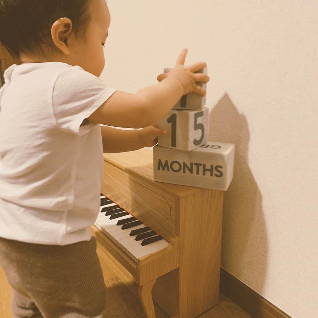 来夏さんのインスタグラム写真 - (来夏Instagram)「#💖 今日で #生後11ヶ月 👶🏻 最近は  したい イヤだ の意思表示がはっきりしてきたり ひとりあそびできたり ひたすら歩き回って  目が離せない日々です🐥 ぁあ〜もう来月には1歳だなんて早すぎる😳💦 #11monthsold #babygirl #女の子ママ」11月2日 21時32分 - rairairaika