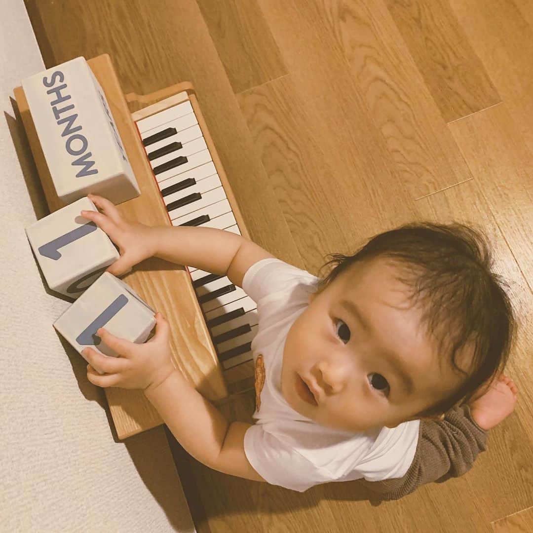 来夏のインスタグラム：「#💖 今日で #生後11ヶ月 👶🏻 最近は  したい イヤだ の意思表示がはっきりしてきたり ひとりあそびできたり ひたすら歩き回って  目が離せない日々です🐥 ぁあ〜もう来月には1歳だなんて早すぎる😳💦 #11monthsold #babygirl #女の子ママ」
