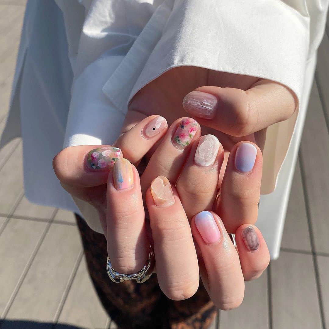 菅野梓のインスタグラム：「. サキさんと私のポイントは黒点⚫︎ @grabnail 3周年おめでとうございます🌈（明日） . #ジェルネイル #ネイル #kannonail」
