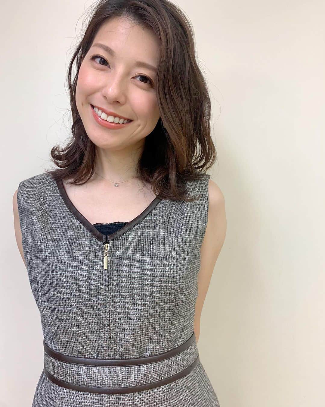 上村彩子さんのインスタグラム写真 - (上村彩子Instagram)「. . 11月のBS-TBS  『新しいテレビの時間』はこちらの衣装！ ピアスは、フロントのファスナーの ゴールドに色を合わせた大きめのお花。  年明け分の収録は和服を着る予定なので 今から楽しみです〜👘」11月2日 21時33分 - saekokamimura
