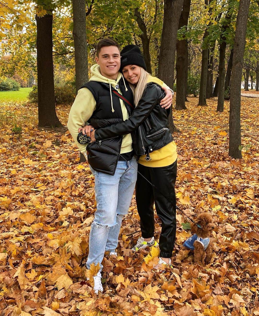 ダリア・スピリドーノワのインスタグラム：「Скучаю приезжай скорее👼 @nikushkarus 💛 Отмечай в комментариях по кому скучаешь👇」