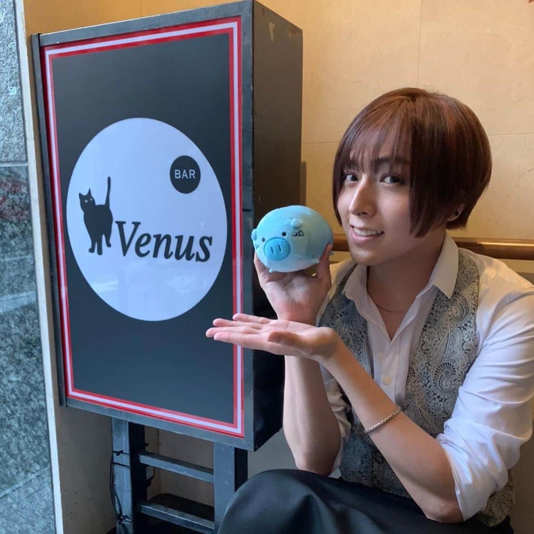 日曜劇場『危険なビーナス』【公式】のインスタグラム：「現場レポート　その36🐖🐖🐖 . . 第4️⃣話の放送ご覧になりましたか...⁉️ 今度はまさかの殺害計画😱 衝撃の展開です💨 . 本日はブルーナスの初仕事をご紹介🐽 . “青い”ブルーナス... “蒼井”翔太さんとお写真いただきました💕 . . バーテンでVenusに顔を出している君津さんにも シェイクしてもらいました🍸 . Paraviオリジナルストーリー 安全なビーナスは現在2話まで配信中🎥 . 本編危険なビーナスと併せて ご覧ください🥺 . #日曜劇場 #危険なビーナス #東野圭吾 #ブーナス #ブルーナス #ブーナスの現場レポート #妻夫木聡 #吉高由里子 #ディーンフジオカ #染谷将太 #中村アン #堀田真由 #結木滉星 #福田麻貴 #3時のヒロイン #R指定 #CreepyNuts #麻生祐未 #坂井真紀 #安蘭けい #田口浩正 #池内万作 #栗田芳宏 #栗原英雄 #斉藤由貴 #戸田恵子 #小日向文世 #安全なビーナス #蒼井翔太」