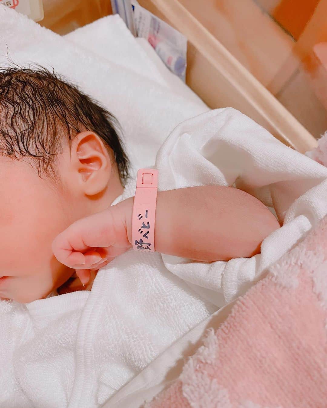 のインスタグラム：「この度、 第二子となる女の子を出産いたしました。  今回の妊娠は初期から切迫早産や前置胎盤の疑いもあり 容態が安定せず入院生活が続き、 コロナ禍の中でもあったので ご報告が出産後の本日になりました。  出産時には予想外の大量出血が起こり、 かなりの緊迫状態になりましたが 先生方の適切な処置と、 輸血とでようやく乗り越えられました。 今も輸血が続く中で このご報告を書いております。  赤ちゃんは元気で隣で寝ています。  再び新しい命を授かれたこと 二人の母親に成れたことの感動を心に刻み これからも家族と共に一生懸命頑張っていきたいと思います。  いつも応援してくださる皆様、 支えてくれる友人たち、 ご報告が大変遅くなってしまいましたが どうか、これからも宜しくお願いいたします。  令和2年11月2日 福王寺彩野」