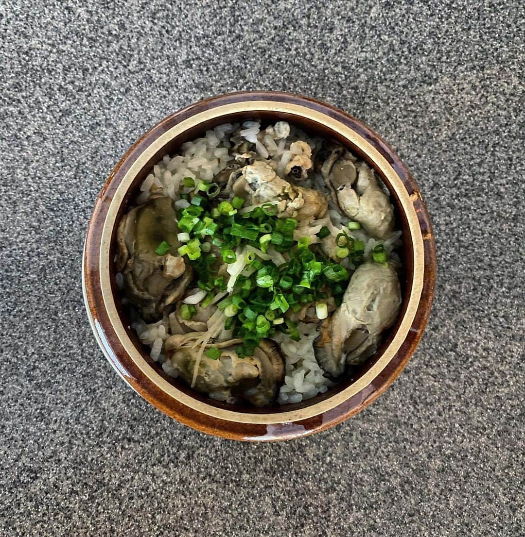 後藤正文のインスタグラム：「牡蠣と蛤の釜飯  米1/2合 餅米1/4合 牡蠣オイル煮(缶詰) 蛤(活 4個) 葱 生姜  蛤煮汁 100cc(酒3:水1) 水 50cc 缶詰の汁 大さじ3 白出汁 大さじ1 塩  缶詰の牡蠣と活蛤の合作釜飯。蛤は酒蒸ししてから貝殻から外して、釜に。牡蠣はさすがに缶詰感があって食感が良くないけれど、蛤がとても美味しい。高級釜飯になってしまうが、もっと入れれば良かった。90点。  #空前の自作釜飯ブーム #非モテ飯 #season4 #のはら農研塾 #100杯目にどうなってるかわからない釜飯」