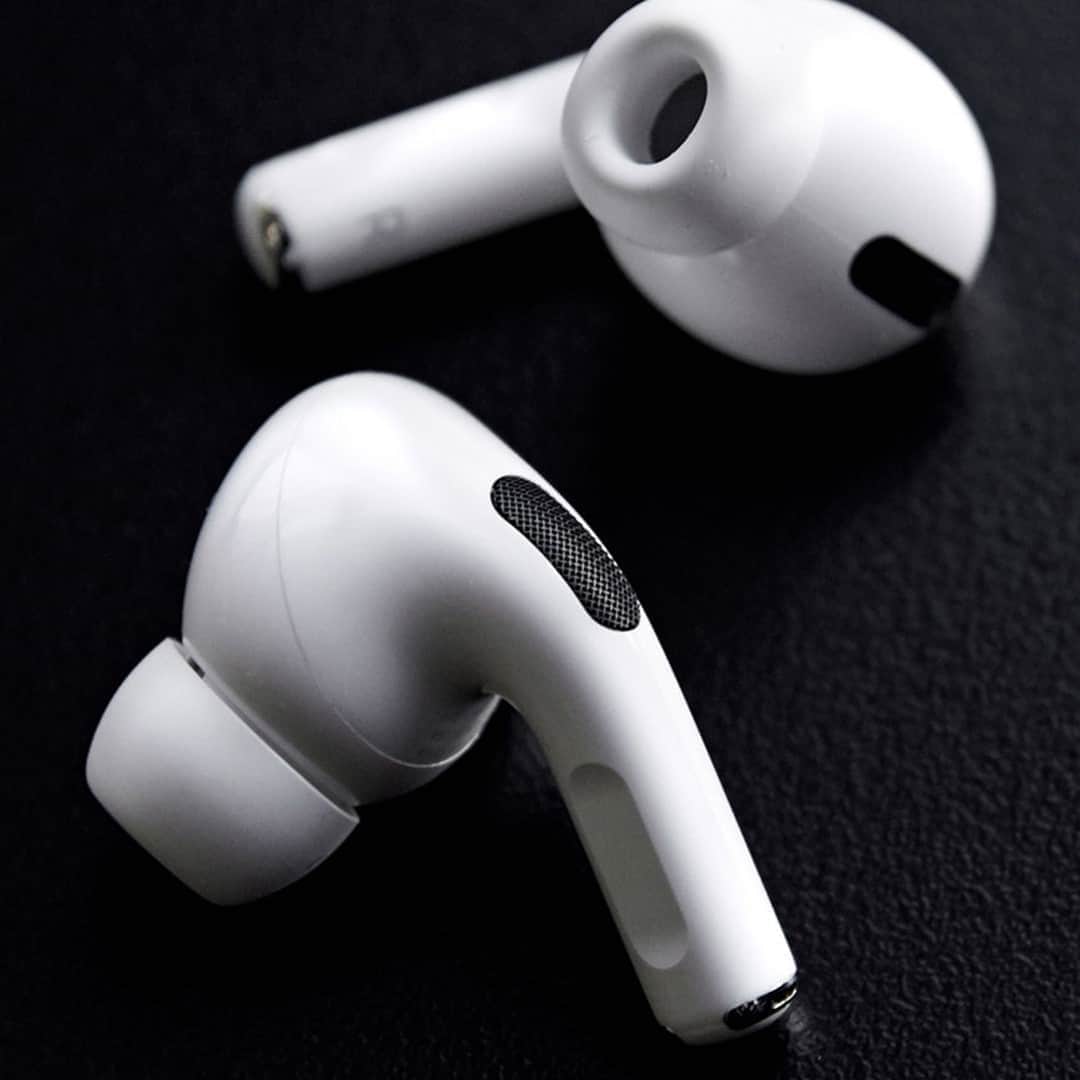 HYPEBEASTさんのインスタグラム写真 - (HYPEBEASTInstagram)「#hypebeasttech: @apple is reportedly working on a new entry-level AirPods model as well as the second generation of its current AirPods Pro. The update will bring its new model closer to the current AirPods Pro model, carrying a shorter stem running down and incorporating replaceable ear tips. While the second-generation AirPods Pro will see Apple make the earbuds even more compact by completely removing the already-short stem while rounding out the shape of the design to better fill the user’s ear. Both models are suggested to be equipped with updated wireless chips. Find out more details by clicking the link in our bio. ⁠ Photo: @hypebeastkr」11月2日 21時40分 - hypebeast