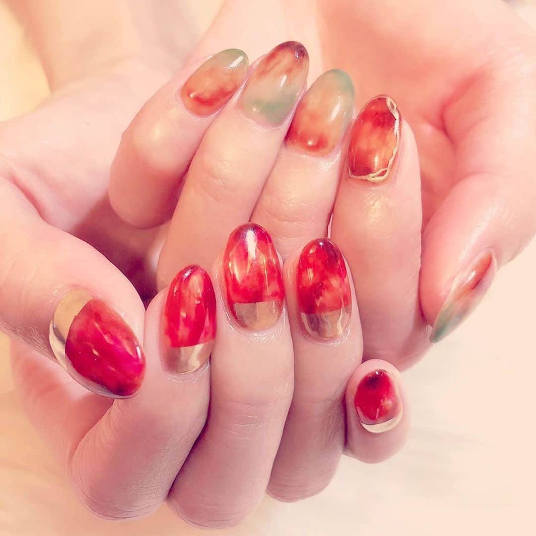 長谷部優のインスタグラム：「#べっ甲ネイル に挑戦！！ 私にしては珍しい感じ💅  ボルドーのマーブルも可愛くて 秋っぽさも大人っぽさもあり☺︎ めちゃくちゃお気に入り✨ きゅん♡ 二枚目は #ウェディングネイル  素敵✨  #秋ネイル  #左右非対称ネイル」
