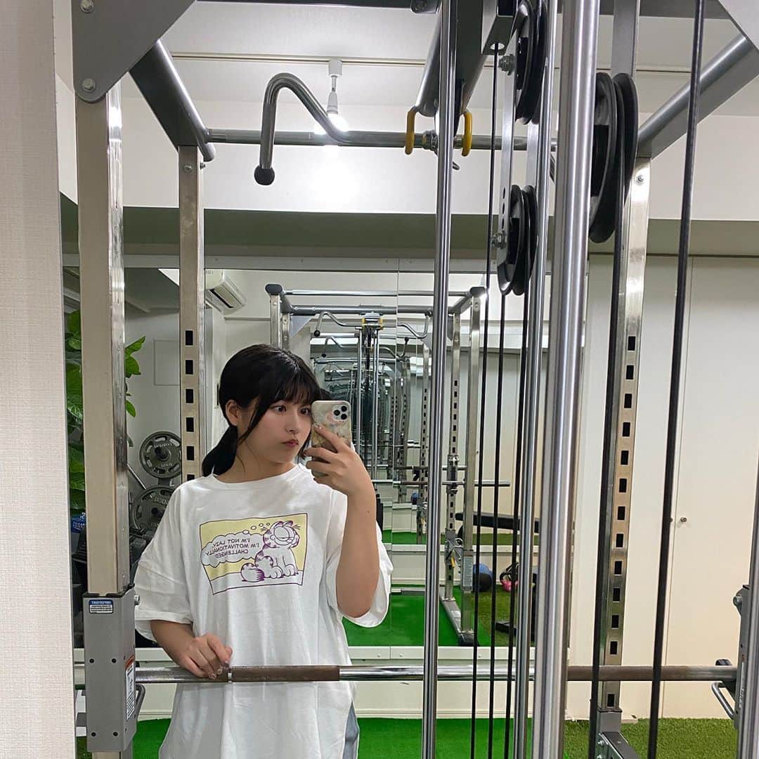 ちとせよしのさんのインスタグラム写真 - (ちとせよしのInstagram)「奥浩哉先生とかこばやしひよこ先生が描く女の子体型に憧れてます( ᵒ̴̶̷᷄꒳ᵒ̴̶̷᷅ ) 筋トレ最近サボってたけどもっと力入れよう〜💪🏻くびれ〜💪🏻  #gym #fitness #selfie  #ナイアジム #ジム #セルフィー #ボディメイク #筋トレ」11月2日 21時42分 - chitose_yoshino