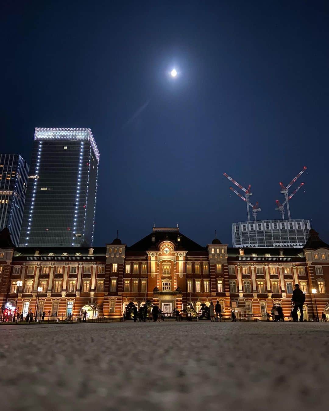 美神れおなのインスタグラム：「#20201031 #halloweenday  なんだかんだ東京駅の正面初めて来た( ˙꒳​˙ᐢ )ｳｨｯ  いとこと2人で東京駅👏( ˙꒳​˙ )  #tokyo#tokyostation#fullmoon#🌕#満月#夜景撮影#夜景#night#nightview」