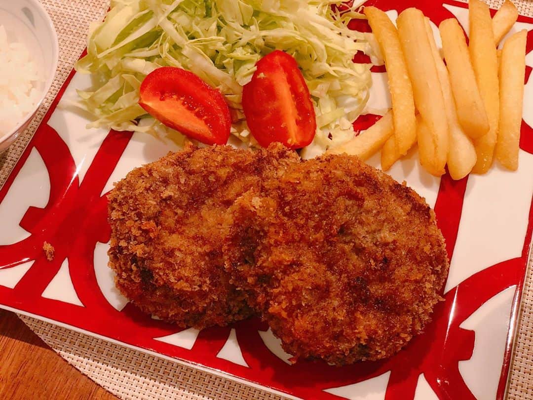 英玲奈のインスタグラム：「#今日の晩御飯 #メンチカツ  #ていねいな暮らし #季節を感じる暮らし#からだにいいこと#料理 #からだにやさしいごはん #おうちごはん#夫の健康守りたい#10年後の健康の為に#無添加#無化調#オーガニック#低gi #美腸活#趣味生活#料理家#erenakitchen」