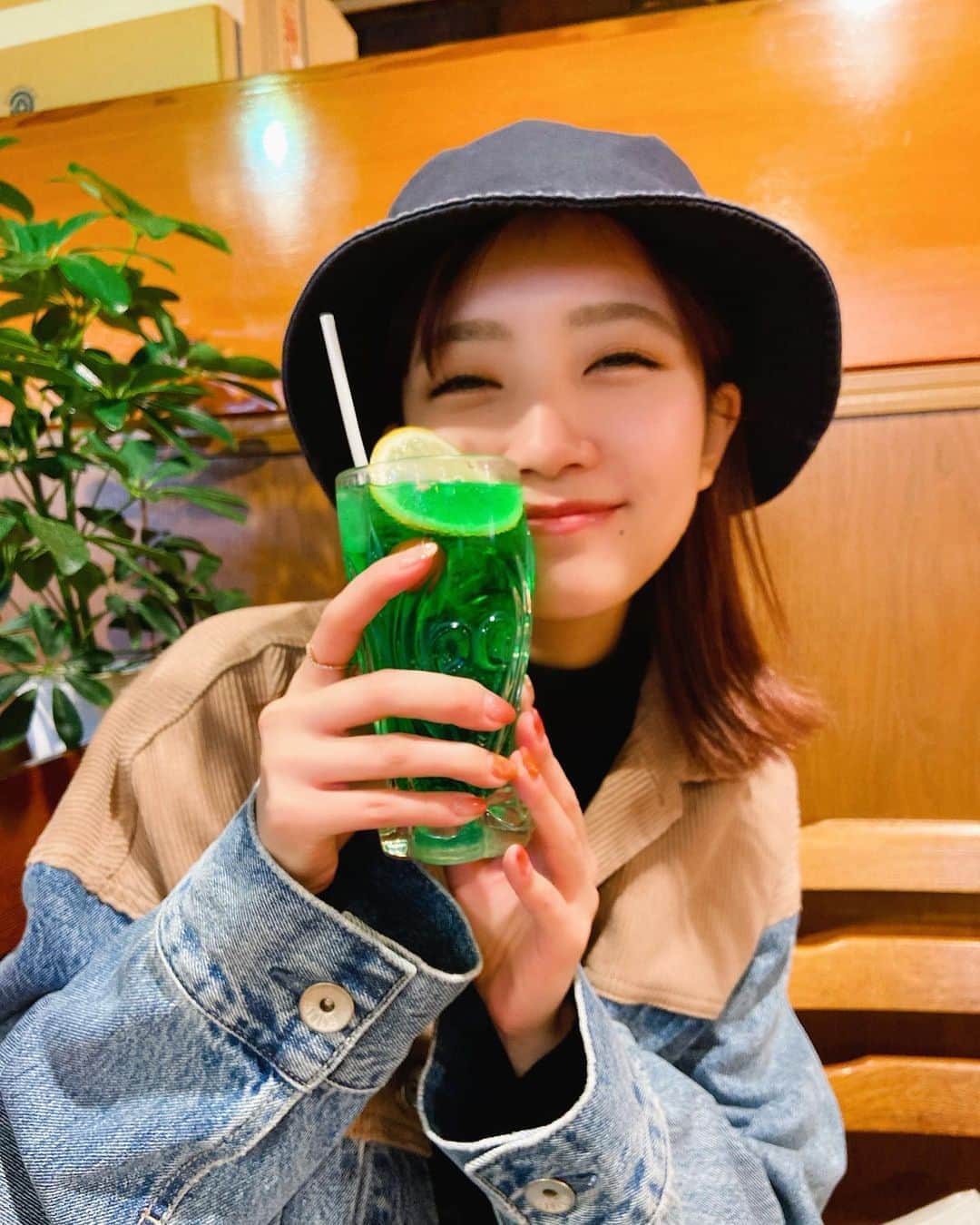 加藤玲奈のインスタグラム：「この前久々にメロンソーダ飲んだのだ🍈🥤 喫茶店のメロンソーダとかナポリタンとか大好き☺️ Photo by ゆりあちゃん😊」
