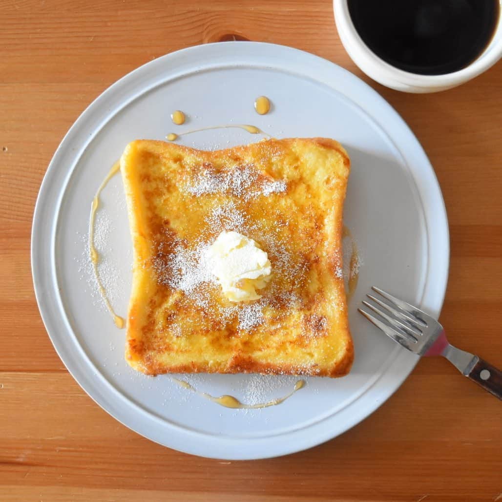 山崎佳のインスタグラム：「Today’s breakfast. 今日は夕方早めから子どものインフルエンザの予防接種＝仕事を早めにスタート、だったので、1番シンプルなフレンチトースト。」