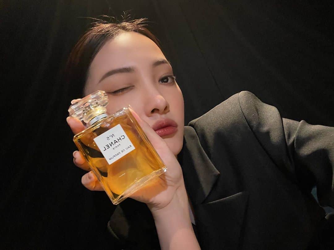 林映唯のインスタグラム：「I’m still waiting for my one way ticket to the moon 🌙  @chanelofficial #N5 #CHANELFragrance #CHANELFALLWINTER」