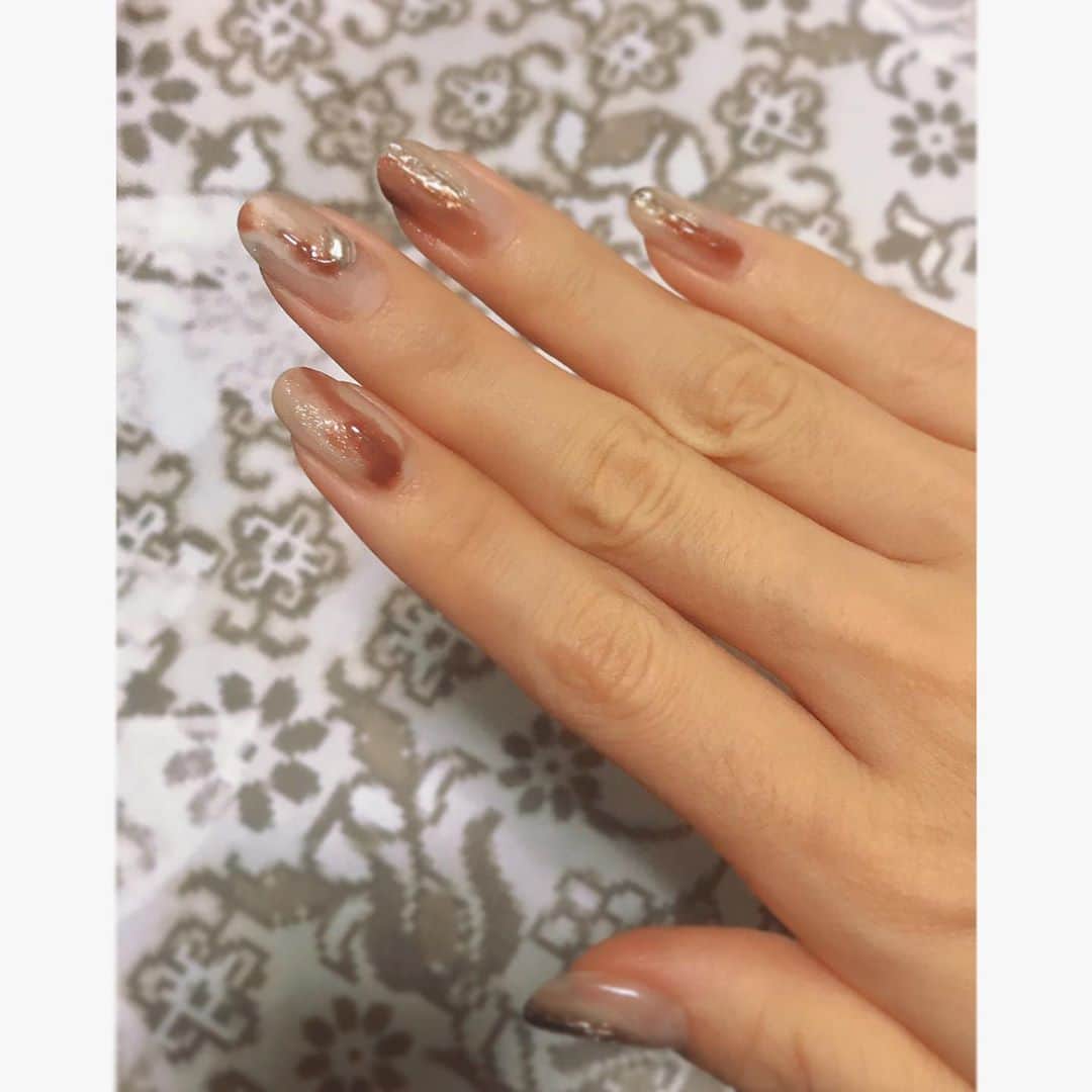 咲希あかねのインスタグラム：「#nails #nuancenail  もとは2枚目#whitenails   飽き性なので、自分でブラウンのジェルをのせてみた😛 #brownnails   んー 余ったカレーを カレーライスコロッケにするみたいな感覚？ #何度でも楽しめる   #newnails #naildesign #nailart #nail #ネイル #ネイルデザイン #ニュアンスネイル #ミラーネイル #ホワイトネイル #ブラウンネイル #ニュアンスネイル #beauty」