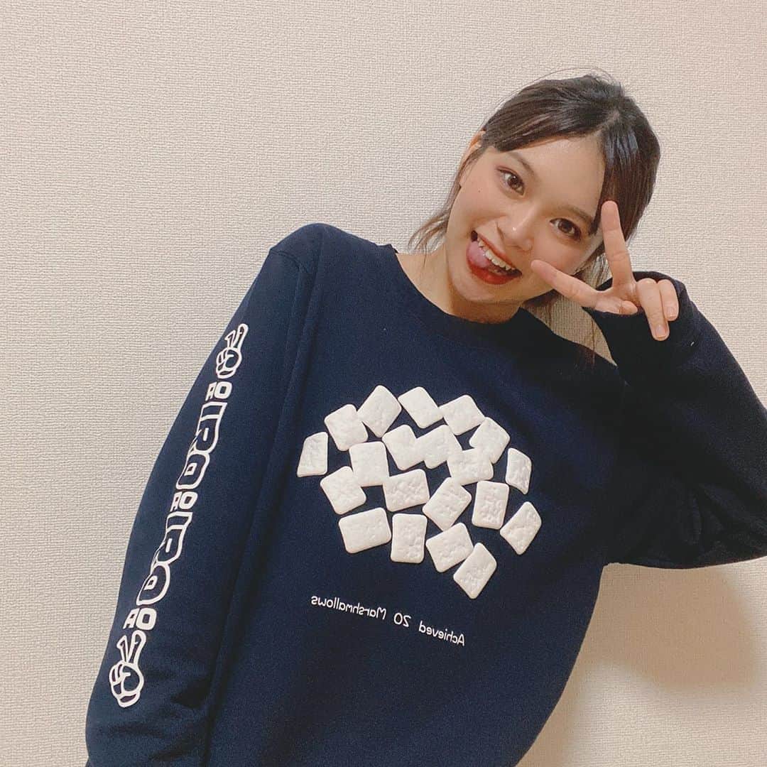 のインスタグラム：「. ファンの方が作ってくれた 世界に一つの オリジナルＴ(part1)最強に可愛すぎる！！ . マシュマロ20個達成したトレーナーww . 腕の部分のあおいろＴＶも 最強に可愛い！！ . めちゃめちゃお気に入り！ ありがとう✨ . #あおいろtv #水木あお #オリジナル  #ロンt #可愛い #ありがとう」