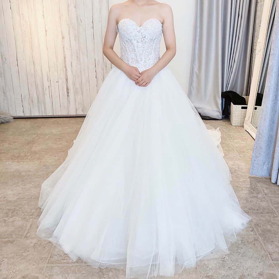 プレ花嫁の結婚式準備アプリ♡ -ウェディングニュースさんのインスタグラム写真 - (プレ花嫁の結婚式準備アプリ♡ -ウェディングニュースInstagram)「上品で素敵🧡ドレス迷子の参考になるおしゃれドレス9選✨  ➸➸➸➸➸➸➸💒➸➸➸➸➸➸➸ 💚結婚式のお悩み 💚式場探しのお手伝い 💚指輪・ドレスなどショップの提案  など＊元プランナーに無料で🏡から相談できる♪  LINE相談カウンター： @weddingnews_lines ➸➸➸➸➸➸➸➸➸➸➸➸➸➸➸➸  こちらのお写真は  @ky____wed さんからリグラムさせていただきました🌟ありがとうございました😊✨   カバーは サテン地にマットなブラウンが印象的🧡 上品な #カラードレス です✨  質感と色味のバランスや、 シンプルなデザインの中で引き立つ ふんわりとした袖が魅力の1着💕  大人の女性の魅力を引き立ててくれる おしゃれなカラードレスです💕  ほかの #ドレス も素敵なので ぜひスワイプ👉🏻してみてくださいね✨  ＼📷投稿お待ちしています／  花嫁はもちろん、業者さんも大歓迎✨﻿ アナタのお写真や動画をご紹介してもOKという方は、ぜひ #ウェディングニュース に投稿してください💕﻿ 他のSNSでも掲載させていただく可能性がございます𓅪﻿  ………………………………………… 💚LINE相談カウンターとは？  完全無料🏡からLINEで元 #ウェディング プランナーに相談できちゃう♪  🌸どの式場を選んでよいかわからない  🌸 #結婚式準備 の進め方がわからない  🌸 指輪はどこで買うのがおすすめ？  🌸近場でドレスやエステを予約したい  🌸ゲストってどこまで招待すればいいの？新郎より人数多くてもいい？  #結婚式 に関する事ならなんでもOK♪  @weddingnews_lines のURLからお友達登録してね✨  #プレ花嫁 #結婚  #花嫁 #ウエディング  #プレ花嫁準備 #2020秋婚 #日本中のプレ花嫁さんと繋がりたい #ウェディングドレス #ウエディングドレス #ワンピース #披露宴 #お色直し #二次会ドレス #前撮り #大人婚 #ホテルウェディング #カラードレス試着レポ #カラードレス試着 #ドレス試着 #ドレス迷子 #ドレス試着  #2021春婚 #2021秋婚」11月2日 22時01分 - weddingnews_editor