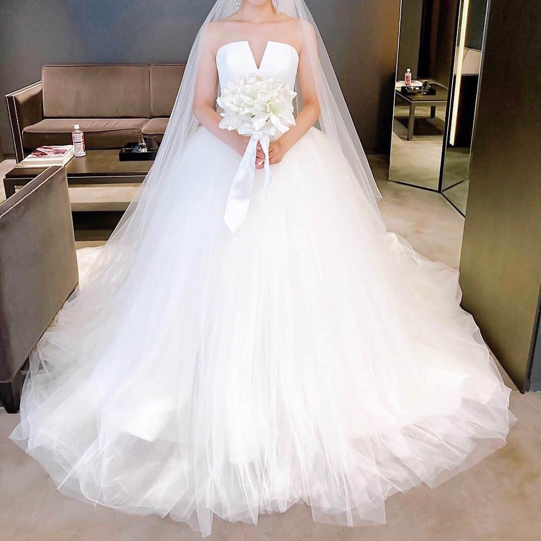 プレ花嫁の結婚式準備アプリ♡ -ウェディングニュースさんのインスタグラム写真 - (プレ花嫁の結婚式準備アプリ♡ -ウェディングニュースInstagram)「上品で素敵🧡ドレス迷子の参考になるおしゃれドレス9選✨  ➸➸➸➸➸➸➸💒➸➸➸➸➸➸➸ 💚結婚式のお悩み 💚式場探しのお手伝い 💚指輪・ドレスなどショップの提案  など＊元プランナーに無料で🏡から相談できる♪  LINE相談カウンター： @weddingnews_lines ➸➸➸➸➸➸➸➸➸➸➸➸➸➸➸➸  こちらのお写真は  @ky____wed さんからリグラムさせていただきました🌟ありがとうございました😊✨   カバーは サテン地にマットなブラウンが印象的🧡 上品な #カラードレス です✨  質感と色味のバランスや、 シンプルなデザインの中で引き立つ ふんわりとした袖が魅力の1着💕  大人の女性の魅力を引き立ててくれる おしゃれなカラードレスです💕  ほかの #ドレス も素敵なので ぜひスワイプ👉🏻してみてくださいね✨  ＼📷投稿お待ちしています／  花嫁はもちろん、業者さんも大歓迎✨﻿ アナタのお写真や動画をご紹介してもOKという方は、ぜひ #ウェディングニュース に投稿してください💕﻿ 他のSNSでも掲載させていただく可能性がございます𓅪﻿  ………………………………………… 💚LINE相談カウンターとは？  完全無料🏡からLINEで元 #ウェディング プランナーに相談できちゃう♪  🌸どの式場を選んでよいかわからない  🌸 #結婚式準備 の進め方がわからない  🌸 指輪はどこで買うのがおすすめ？  🌸近場でドレスやエステを予約したい  🌸ゲストってどこまで招待すればいいの？新郎より人数多くてもいい？  #結婚式 に関する事ならなんでもOK♪  @weddingnews_lines のURLからお友達登録してね✨  #プレ花嫁 #結婚  #花嫁 #ウエディング  #プレ花嫁準備 #2020秋婚 #日本中のプレ花嫁さんと繋がりたい #ウェディングドレス #ウエディングドレス #ワンピース #披露宴 #お色直し #二次会ドレス #前撮り #大人婚 #ホテルウェディング #カラードレス試着レポ #カラードレス試着 #ドレス試着 #ドレス迷子 #ドレス試着  #2021春婚 #2021秋婚」11月2日 22時01分 - weddingnews_editor