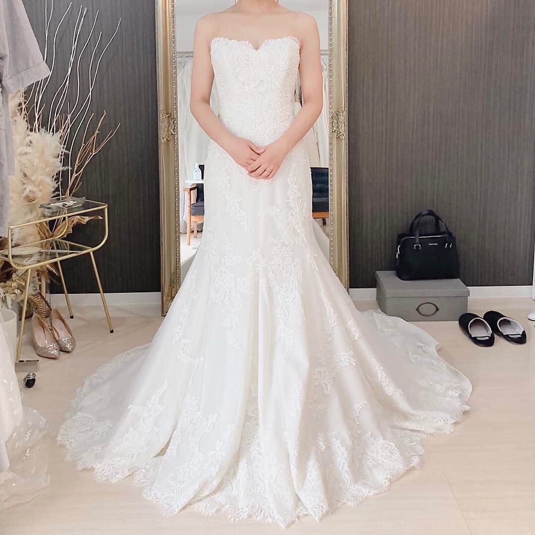 プレ花嫁の結婚式準備アプリ♡ -ウェディングニュースさんのインスタグラム写真 - (プレ花嫁の結婚式準備アプリ♡ -ウェディングニュースInstagram)「上品で素敵🧡ドレス迷子の参考になるおしゃれドレス9選✨  ➸➸➸➸➸➸➸💒➸➸➸➸➸➸➸ 💚結婚式のお悩み 💚式場探しのお手伝い 💚指輪・ドレスなどショップの提案  など＊元プランナーに無料で🏡から相談できる♪  LINE相談カウンター： @weddingnews_lines ➸➸➸➸➸➸➸➸➸➸➸➸➸➸➸➸  こちらのお写真は  @ky____wed さんからリグラムさせていただきました🌟ありがとうございました😊✨   カバーは サテン地にマットなブラウンが印象的🧡 上品な #カラードレス です✨  質感と色味のバランスや、 シンプルなデザインの中で引き立つ ふんわりとした袖が魅力の1着💕  大人の女性の魅力を引き立ててくれる おしゃれなカラードレスです💕  ほかの #ドレス も素敵なので ぜひスワイプ👉🏻してみてくださいね✨  ＼📷投稿お待ちしています／  花嫁はもちろん、業者さんも大歓迎✨﻿ アナタのお写真や動画をご紹介してもOKという方は、ぜひ #ウェディングニュース に投稿してください💕﻿ 他のSNSでも掲載させていただく可能性がございます𓅪﻿  ………………………………………… 💚LINE相談カウンターとは？  完全無料🏡からLINEで元 #ウェディング プランナーに相談できちゃう♪  🌸どの式場を選んでよいかわからない  🌸 #結婚式準備 の進め方がわからない  🌸 指輪はどこで買うのがおすすめ？  🌸近場でドレスやエステを予約したい  🌸ゲストってどこまで招待すればいいの？新郎より人数多くてもいい？  #結婚式 に関する事ならなんでもOK♪  @weddingnews_lines のURLからお友達登録してね✨  #プレ花嫁 #結婚  #花嫁 #ウエディング  #プレ花嫁準備 #2020秋婚 #日本中のプレ花嫁さんと繋がりたい #ウェディングドレス #ウエディングドレス #ワンピース #披露宴 #お色直し #二次会ドレス #前撮り #大人婚 #ホテルウェディング #カラードレス試着レポ #カラードレス試着 #ドレス試着 #ドレス迷子 #ドレス試着  #2021春婚 #2021秋婚」11月2日 22時01分 - weddingnews_editor