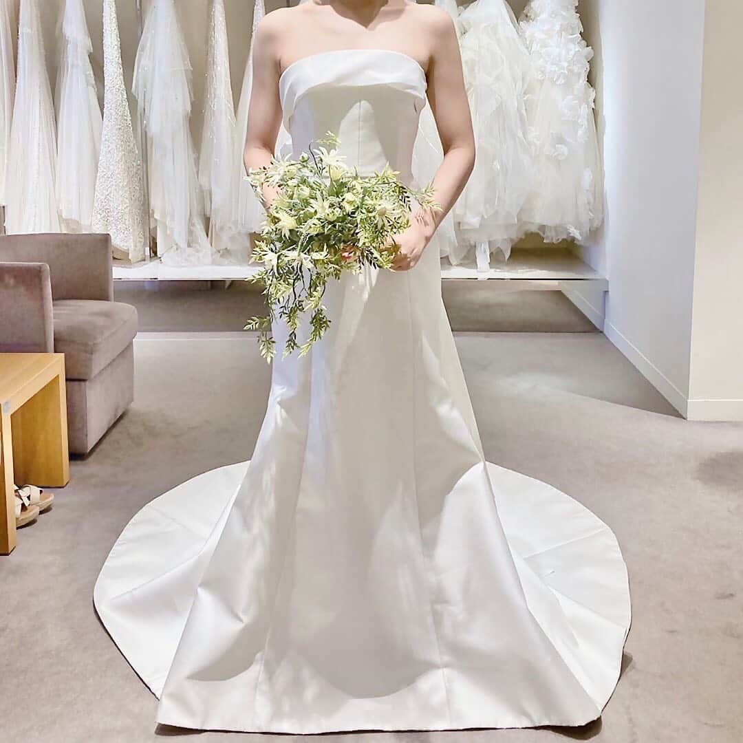 プレ花嫁の結婚式準備アプリ♡ -ウェディングニュースさんのインスタグラム写真 - (プレ花嫁の結婚式準備アプリ♡ -ウェディングニュースInstagram)「上品で素敵🧡ドレス迷子の参考になるおしゃれドレス9選✨  ➸➸➸➸➸➸➸💒➸➸➸➸➸➸➸ 💚結婚式のお悩み 💚式場探しのお手伝い 💚指輪・ドレスなどショップの提案  など＊元プランナーに無料で🏡から相談できる♪  LINE相談カウンター： @weddingnews_lines ➸➸➸➸➸➸➸➸➸➸➸➸➸➸➸➸  こちらのお写真は  @ky____wed さんからリグラムさせていただきました🌟ありがとうございました😊✨   カバーは サテン地にマットなブラウンが印象的🧡 上品な #カラードレス です✨  質感と色味のバランスや、 シンプルなデザインの中で引き立つ ふんわりとした袖が魅力の1着💕  大人の女性の魅力を引き立ててくれる おしゃれなカラードレスです💕  ほかの #ドレス も素敵なので ぜひスワイプ👉🏻してみてくださいね✨  ＼📷投稿お待ちしています／  花嫁はもちろん、業者さんも大歓迎✨﻿ アナタのお写真や動画をご紹介してもOKという方は、ぜひ #ウェディングニュース に投稿してください💕﻿ 他のSNSでも掲載させていただく可能性がございます𓅪﻿  ………………………………………… 💚LINE相談カウンターとは？  完全無料🏡からLINEで元 #ウェディング プランナーに相談できちゃう♪  🌸どの式場を選んでよいかわからない  🌸 #結婚式準備 の進め方がわからない  🌸 指輪はどこで買うのがおすすめ？  🌸近場でドレスやエステを予約したい  🌸ゲストってどこまで招待すればいいの？新郎より人数多くてもいい？  #結婚式 に関する事ならなんでもOK♪  @weddingnews_lines のURLからお友達登録してね✨  #プレ花嫁 #結婚  #花嫁 #ウエディング  #プレ花嫁準備 #2020秋婚 #日本中のプレ花嫁さんと繋がりたい #ウェディングドレス #ウエディングドレス #ワンピース #披露宴 #お色直し #二次会ドレス #前撮り #大人婚 #ホテルウェディング #カラードレス試着レポ #カラードレス試着 #ドレス試着 #ドレス迷子 #ドレス試着  #2021春婚 #2021秋婚」11月2日 22時01分 - weddingnews_editor