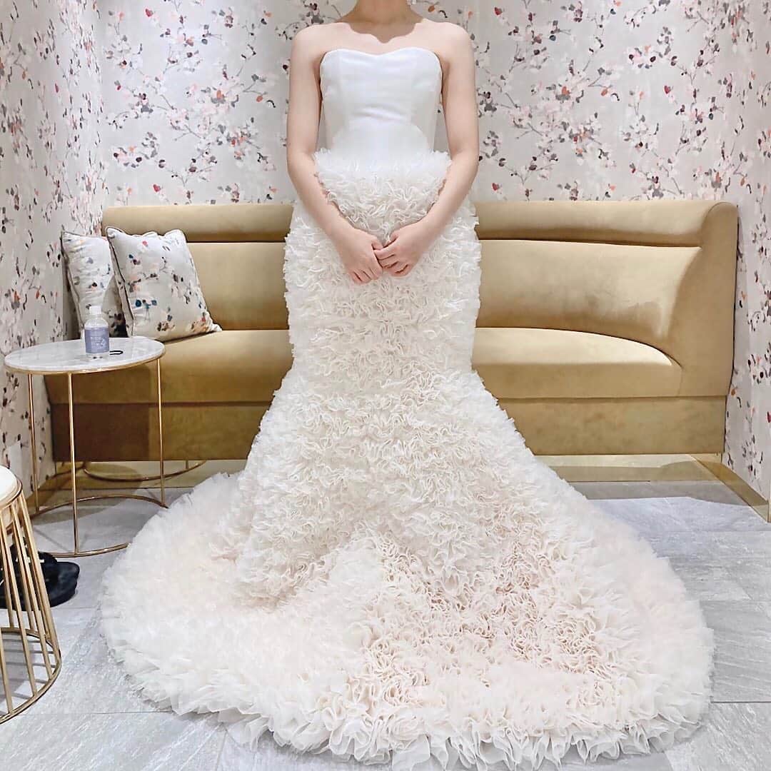 プレ花嫁の結婚式準備アプリ♡ -ウェディングニュースさんのインスタグラム写真 - (プレ花嫁の結婚式準備アプリ♡ -ウェディングニュースInstagram)「上品で素敵🧡ドレス迷子の参考になるおしゃれドレス9選✨  ➸➸➸➸➸➸➸💒➸➸➸➸➸➸➸ 💚結婚式のお悩み 💚式場探しのお手伝い 💚指輪・ドレスなどショップの提案  など＊元プランナーに無料で🏡から相談できる♪  LINE相談カウンター： @weddingnews_lines ➸➸➸➸➸➸➸➸➸➸➸➸➸➸➸➸  こちらのお写真は  @ky____wed さんからリグラムさせていただきました🌟ありがとうございました😊✨   カバーは サテン地にマットなブラウンが印象的🧡 上品な #カラードレス です✨  質感と色味のバランスや、 シンプルなデザインの中で引き立つ ふんわりとした袖が魅力の1着💕  大人の女性の魅力を引き立ててくれる おしゃれなカラードレスです💕  ほかの #ドレス も素敵なので ぜひスワイプ👉🏻してみてくださいね✨  ＼📷投稿お待ちしています／  花嫁はもちろん、業者さんも大歓迎✨﻿ アナタのお写真や動画をご紹介してもOKという方は、ぜひ #ウェディングニュース に投稿してください💕﻿ 他のSNSでも掲載させていただく可能性がございます𓅪﻿  ………………………………………… 💚LINE相談カウンターとは？  完全無料🏡からLINEで元 #ウェディング プランナーに相談できちゃう♪  🌸どの式場を選んでよいかわからない  🌸 #結婚式準備 の進め方がわからない  🌸 指輪はどこで買うのがおすすめ？  🌸近場でドレスやエステを予約したい  🌸ゲストってどこまで招待すればいいの？新郎より人数多くてもいい？  #結婚式 に関する事ならなんでもOK♪  @weddingnews_lines のURLからお友達登録してね✨  #プレ花嫁 #結婚  #花嫁 #ウエディング  #プレ花嫁準備 #2020秋婚 #日本中のプレ花嫁さんと繋がりたい #ウェディングドレス #ウエディングドレス #ワンピース #披露宴 #お色直し #二次会ドレス #前撮り #大人婚 #ホテルウェディング #カラードレス試着レポ #カラードレス試着 #ドレス試着 #ドレス迷子 #ドレス試着  #2021春婚 #2021秋婚」11月2日 22時01分 - weddingnews_editor