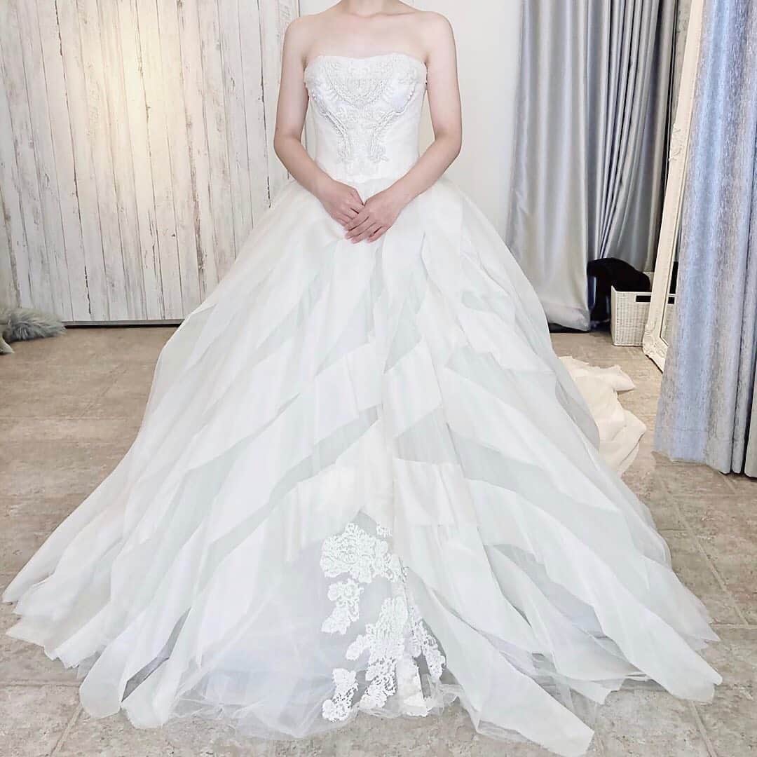 プレ花嫁の結婚式準備アプリ♡ -ウェディングニュースさんのインスタグラム写真 - (プレ花嫁の結婚式準備アプリ♡ -ウェディングニュースInstagram)「上品で素敵🧡ドレス迷子の参考になるおしゃれドレス9選✨  ➸➸➸➸➸➸➸💒➸➸➸➸➸➸➸ 💚結婚式のお悩み 💚式場探しのお手伝い 💚指輪・ドレスなどショップの提案  など＊元プランナーに無料で🏡から相談できる♪  LINE相談カウンター： @weddingnews_lines ➸➸➸➸➸➸➸➸➸➸➸➸➸➸➸➸  こちらのお写真は  @ky____wed さんからリグラムさせていただきました🌟ありがとうございました😊✨   カバーは サテン地にマットなブラウンが印象的🧡 上品な #カラードレス です✨  質感と色味のバランスや、 シンプルなデザインの中で引き立つ ふんわりとした袖が魅力の1着💕  大人の女性の魅力を引き立ててくれる おしゃれなカラードレスです💕  ほかの #ドレス も素敵なので ぜひスワイプ👉🏻してみてくださいね✨  ＼📷投稿お待ちしています／  花嫁はもちろん、業者さんも大歓迎✨﻿ アナタのお写真や動画をご紹介してもOKという方は、ぜひ #ウェディングニュース に投稿してください💕﻿ 他のSNSでも掲載させていただく可能性がございます𓅪﻿  ………………………………………… 💚LINE相談カウンターとは？  完全無料🏡からLINEで元 #ウェディング プランナーに相談できちゃう♪  🌸どの式場を選んでよいかわからない  🌸 #結婚式準備 の進め方がわからない  🌸 指輪はどこで買うのがおすすめ？  🌸近場でドレスやエステを予約したい  🌸ゲストってどこまで招待すればいいの？新郎より人数多くてもいい？  #結婚式 に関する事ならなんでもOK♪  @weddingnews_lines のURLからお友達登録してね✨  #プレ花嫁 #結婚  #花嫁 #ウエディング  #プレ花嫁準備 #2020秋婚 #日本中のプレ花嫁さんと繋がりたい #ウェディングドレス #ウエディングドレス #ワンピース #披露宴 #お色直し #二次会ドレス #前撮り #大人婚 #ホテルウェディング #カラードレス試着レポ #カラードレス試着 #ドレス試着 #ドレス迷子 #ドレス試着  #2021春婚 #2021秋婚」11月2日 22時01分 - weddingnews_editor